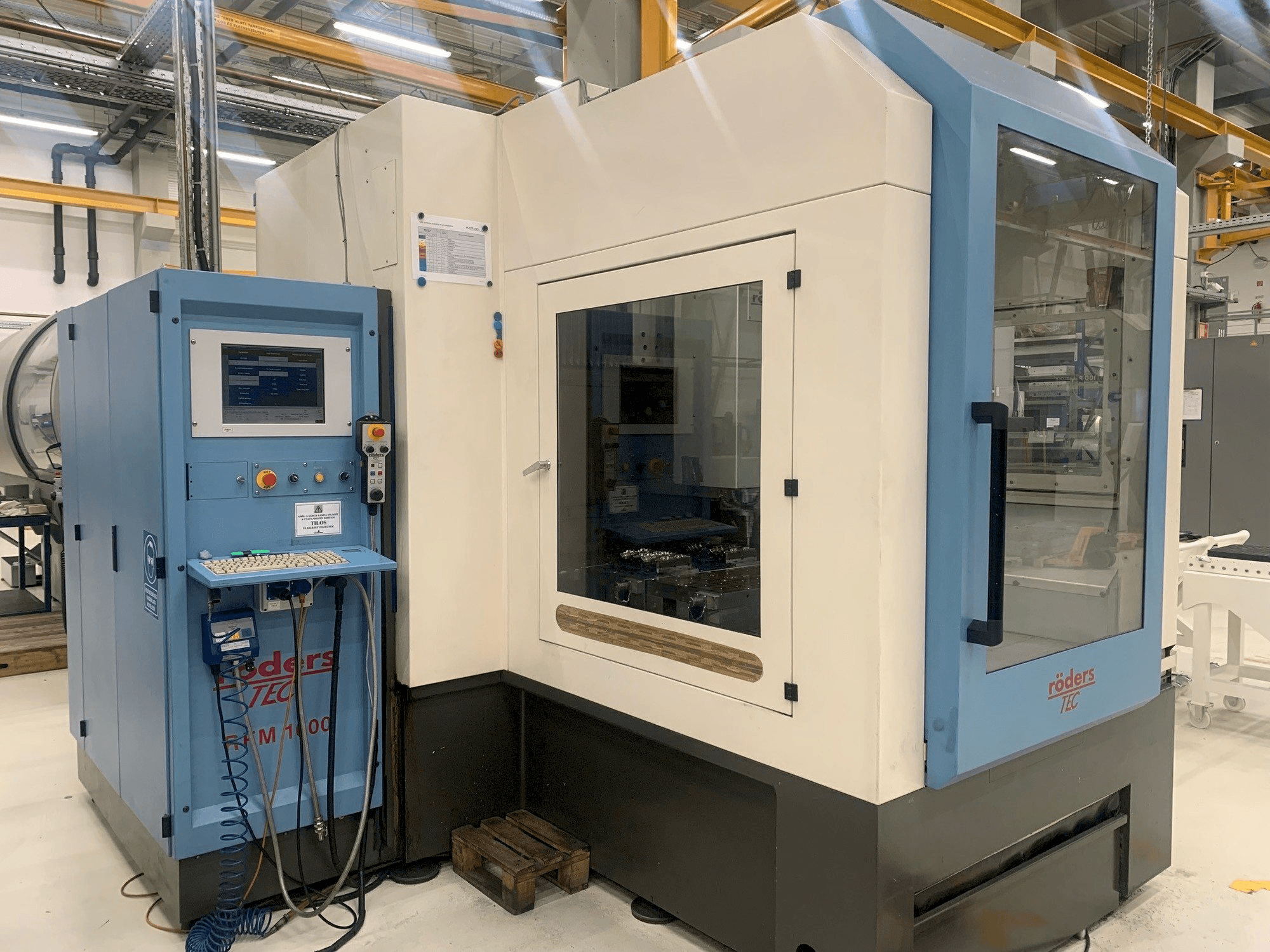 Vista frontale della macchina Roders RFM 1000-2