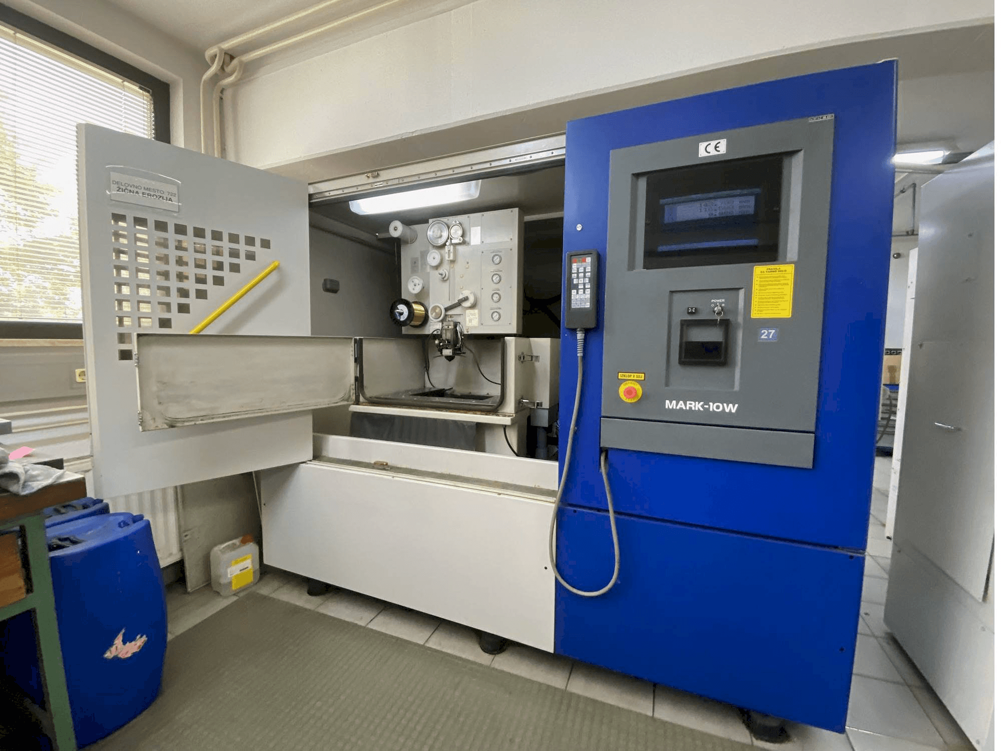 Vista frontale della macchina Hitachi 254Y