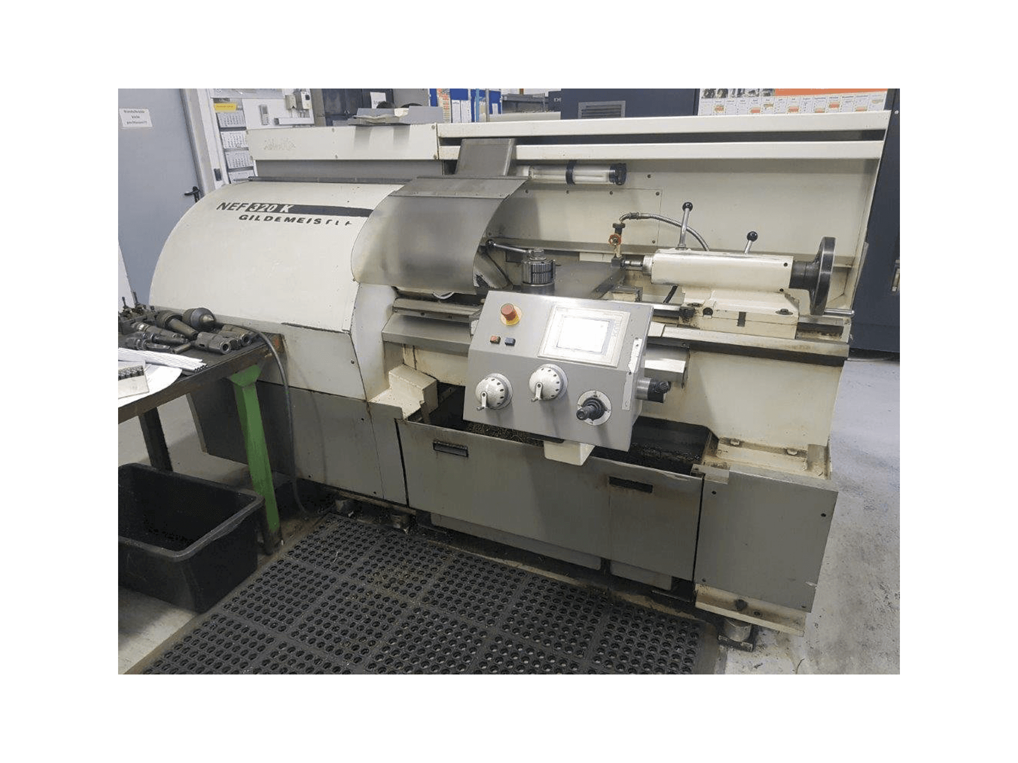 Vista frontale della macchina Gildemeister NEF 320 K