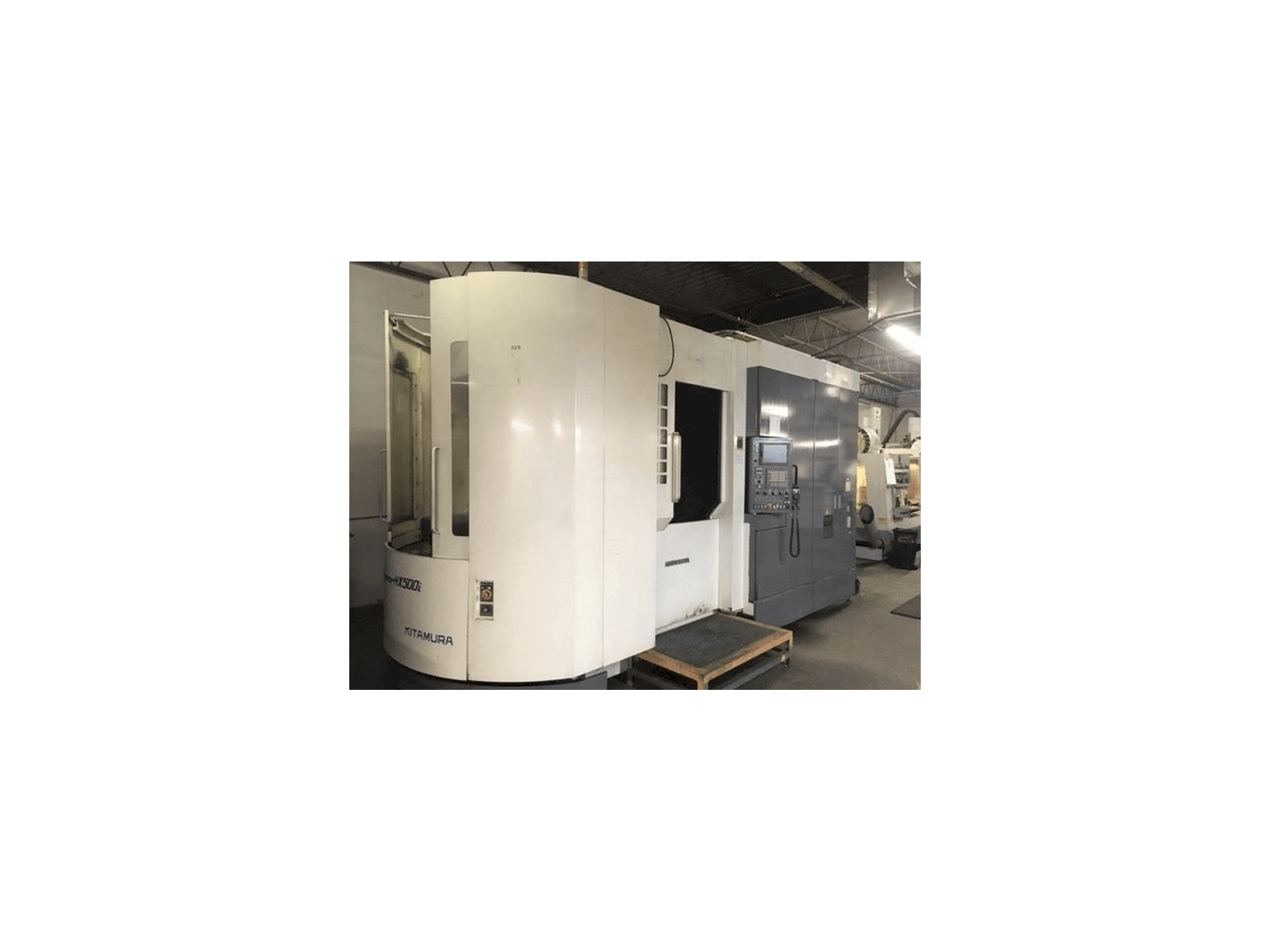 Vista frontale della macchina Kitamura Mycenter HX500i