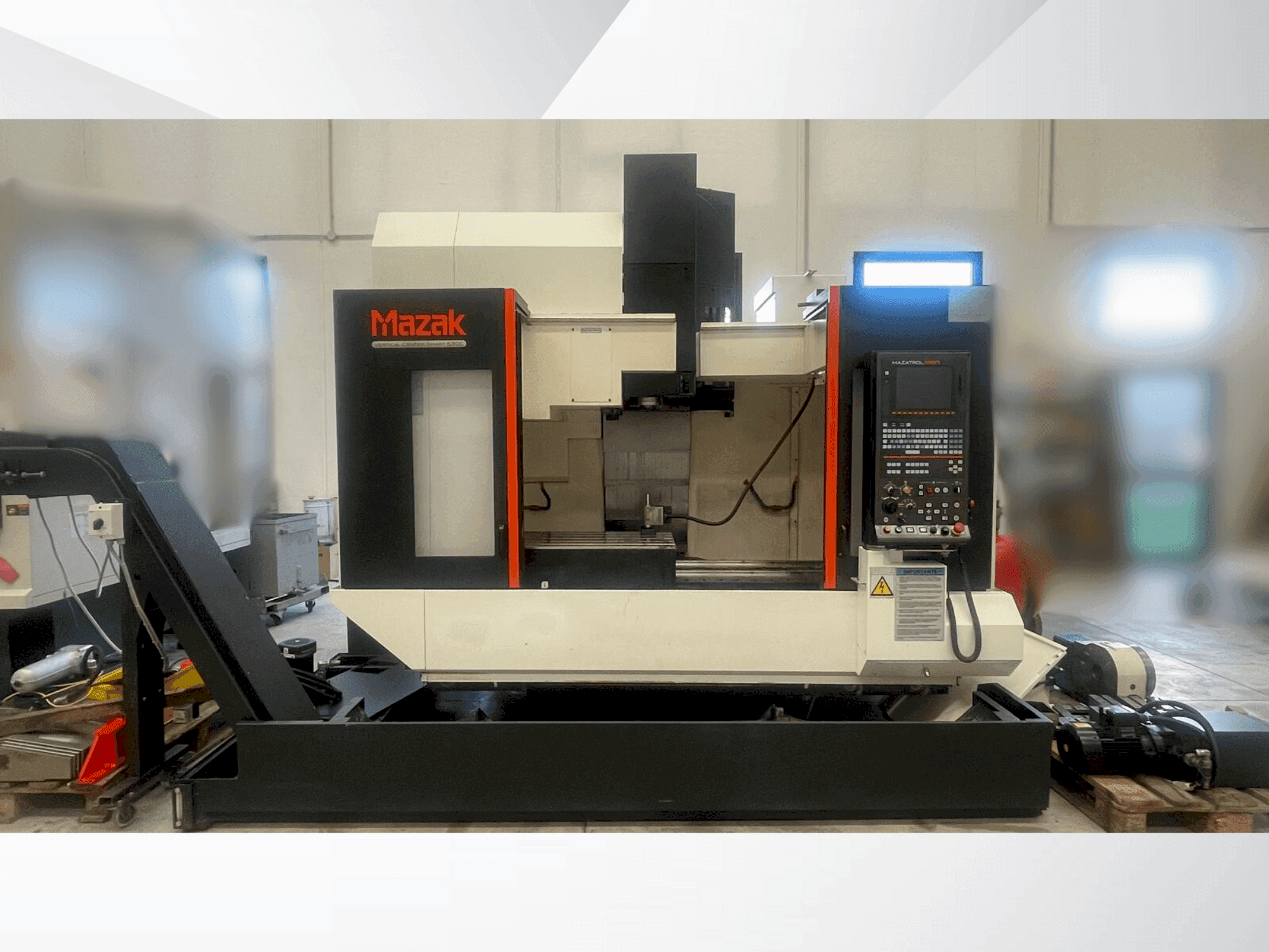 Vista frontale della macchina Mazak VERTICAL CENTER SMART 530C