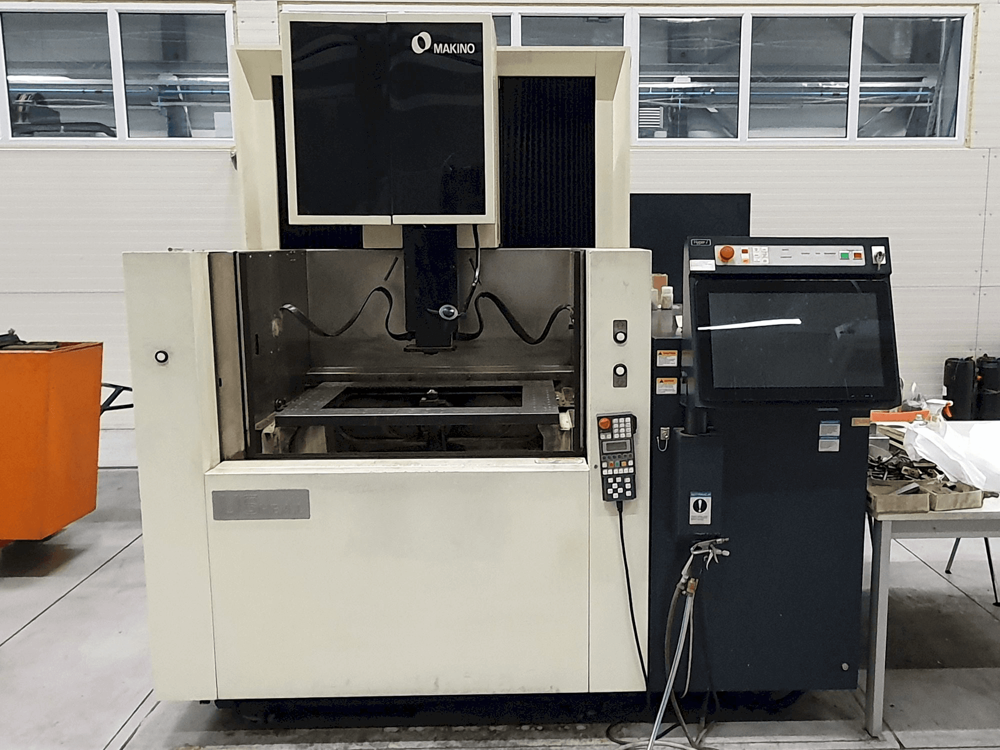Vista frontale della macchina Makino U6 H.E.A.D.