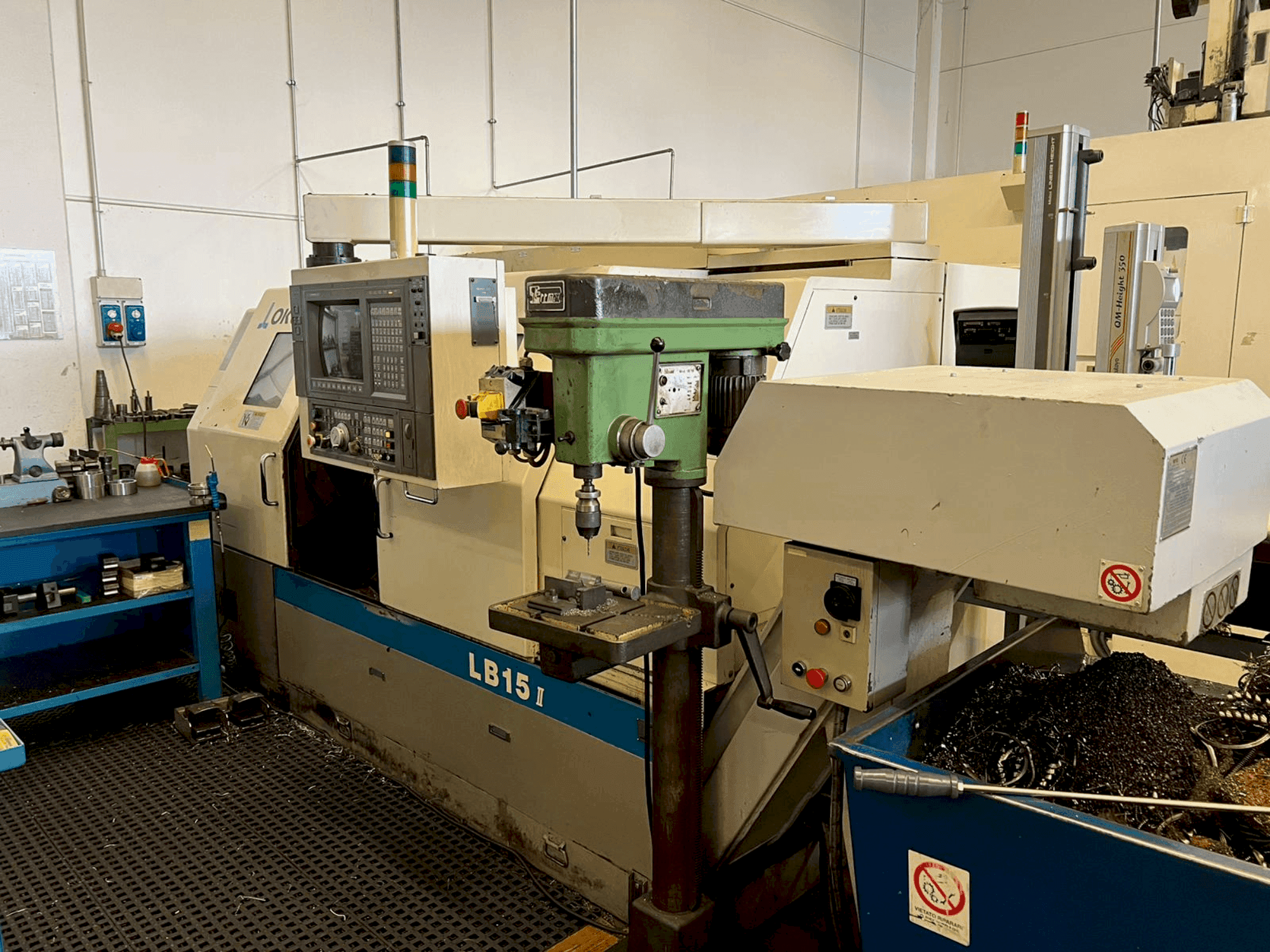 Vista frontale della macchina Okuma LB 15-II M
