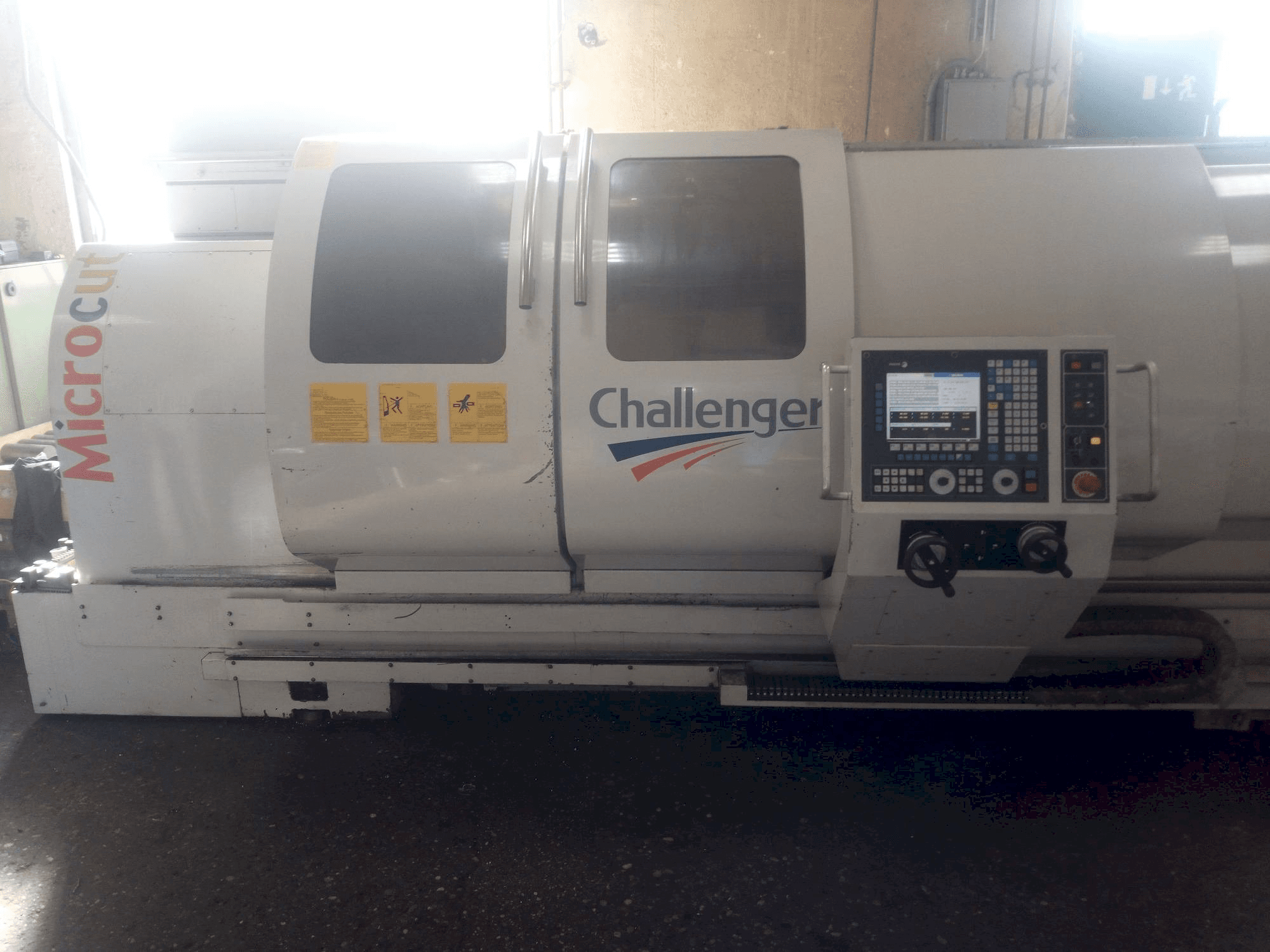 Vista frontale della macchina MICROCUT BNC 2280