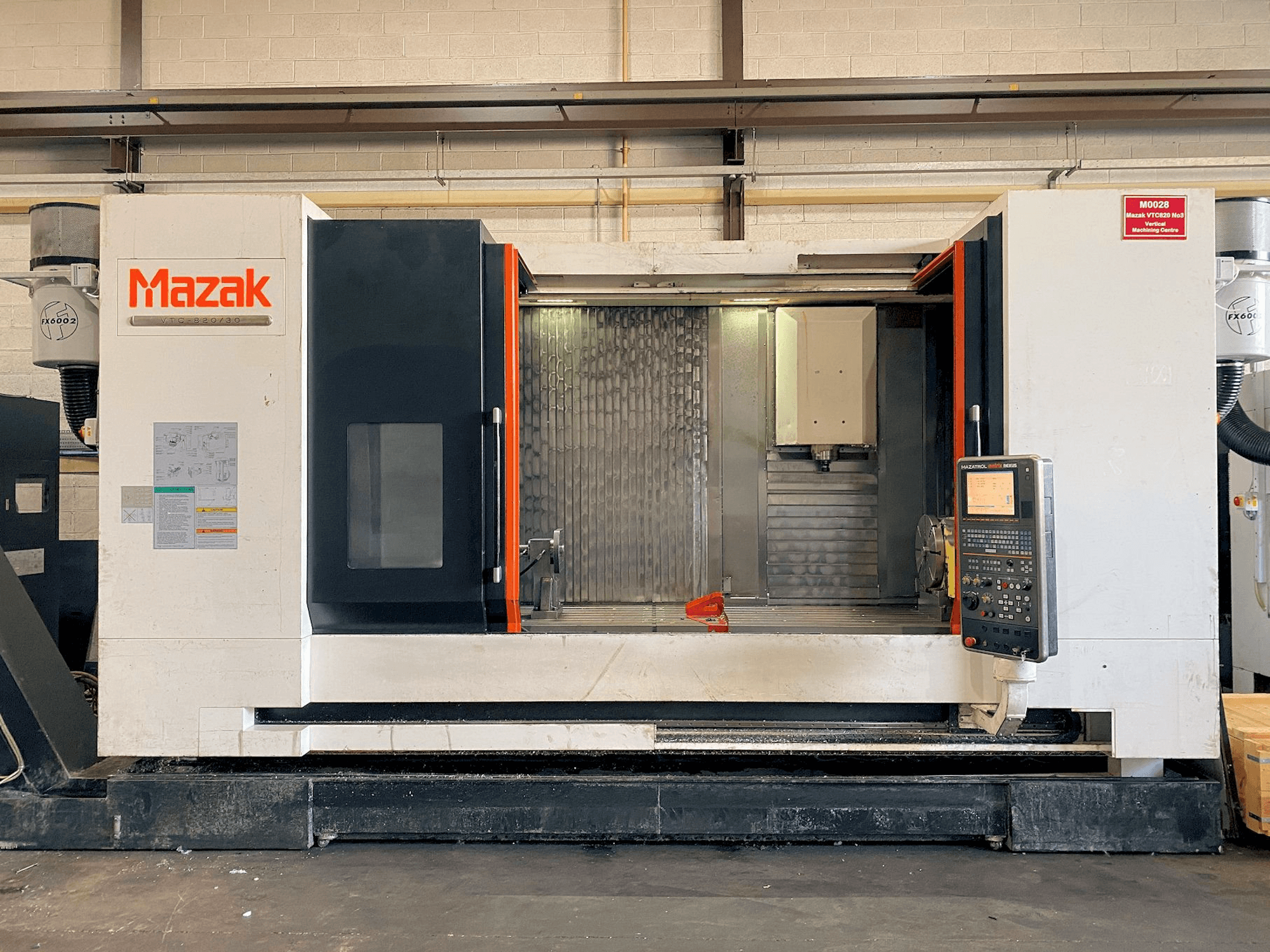 Vista frontale della macchina Mazak VTC-820/30