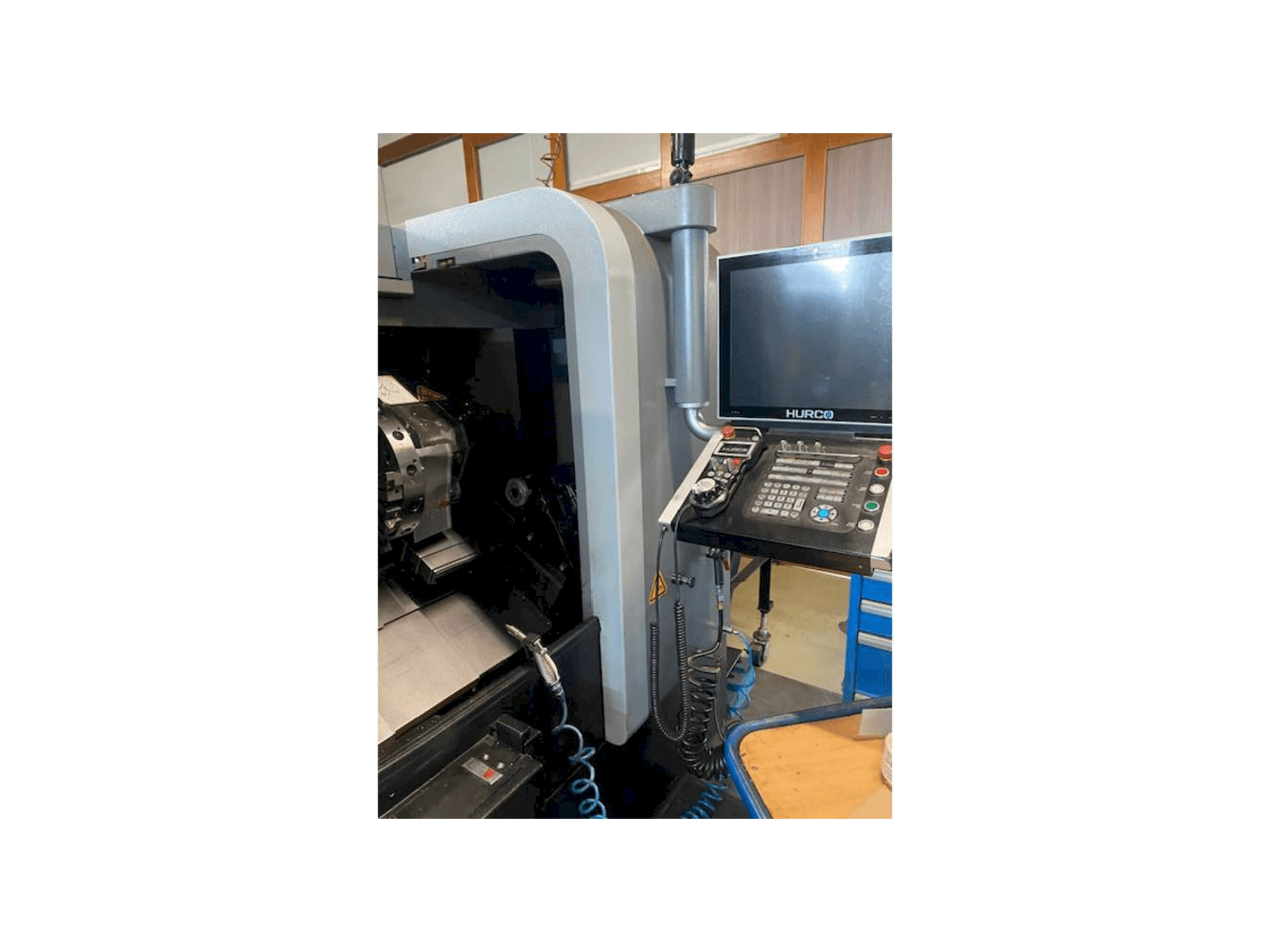 Vista frontale della macchina Hurco TM8i
