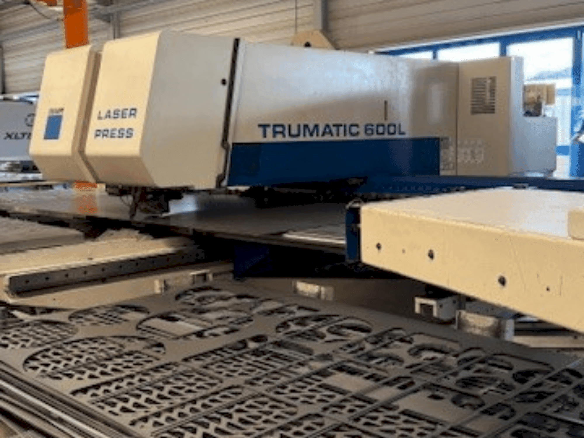 Vista frontale della macchina TRUMPF Trumatic 600L