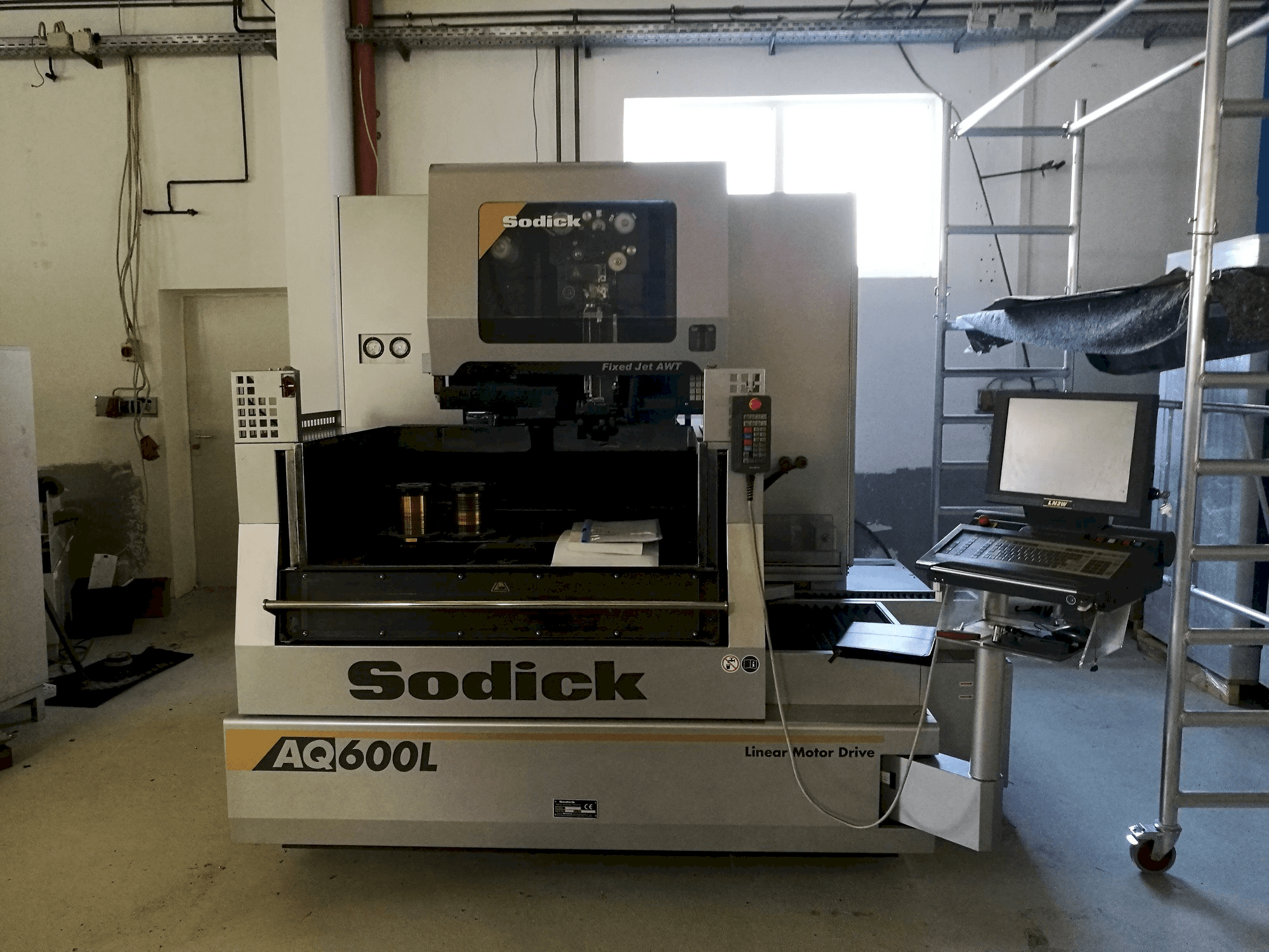 Vista frontale della macchina Sodick AQ600L