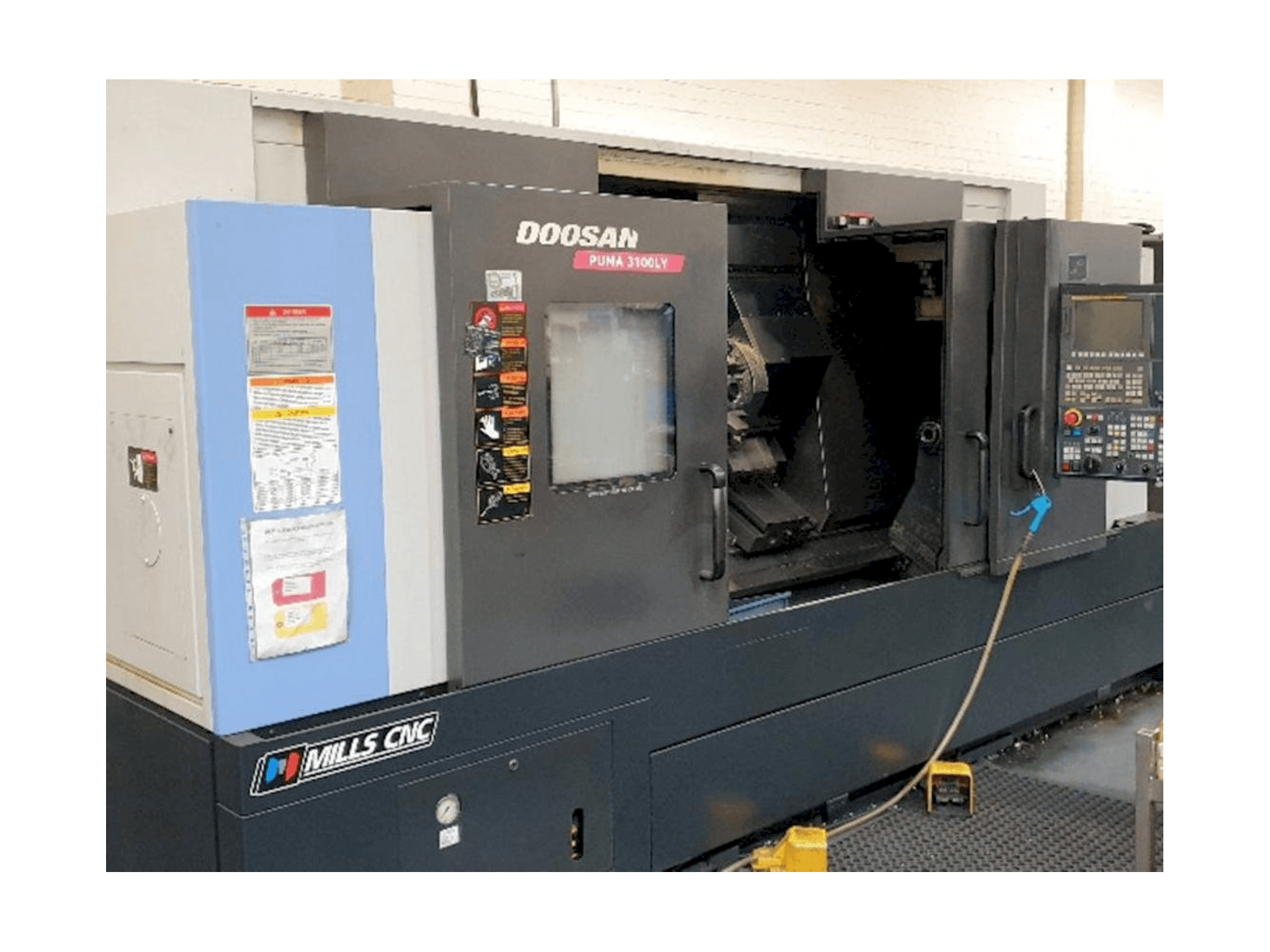 Vista frontale della macchina Doosan Puma 3100LY