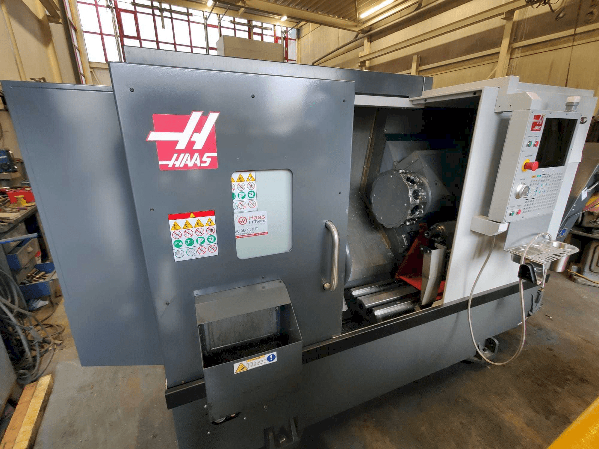 Vista lato sinistro della macchina HAAS ST-20Y