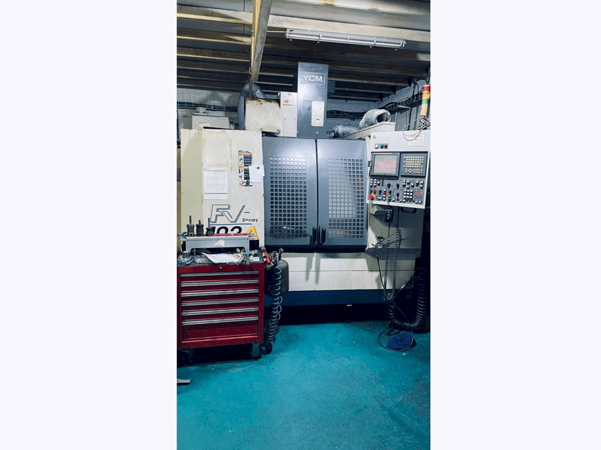 Vista frontale della macchina YCM FV102A
