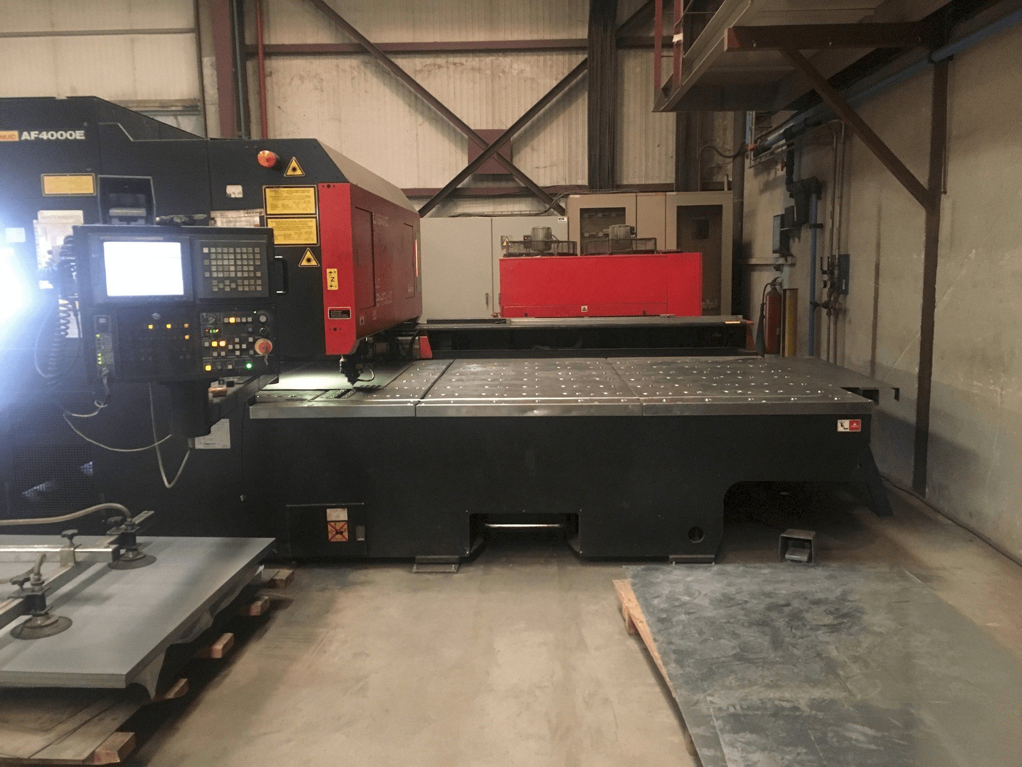 Vista frontale della macchina AMADA LC 2415 A3
