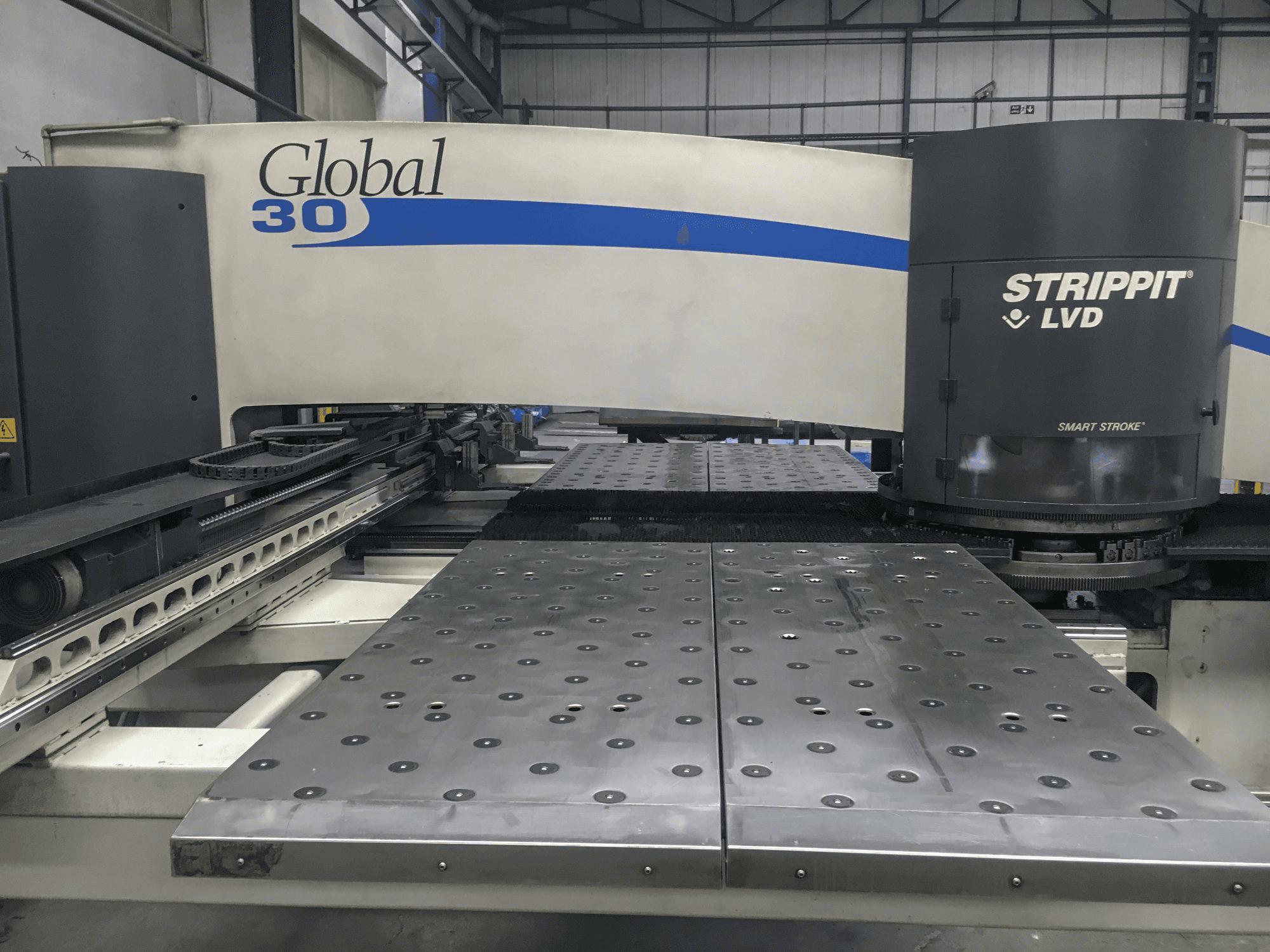 Vista frontale della macchina LVD STRIPPIT Global 30 1525