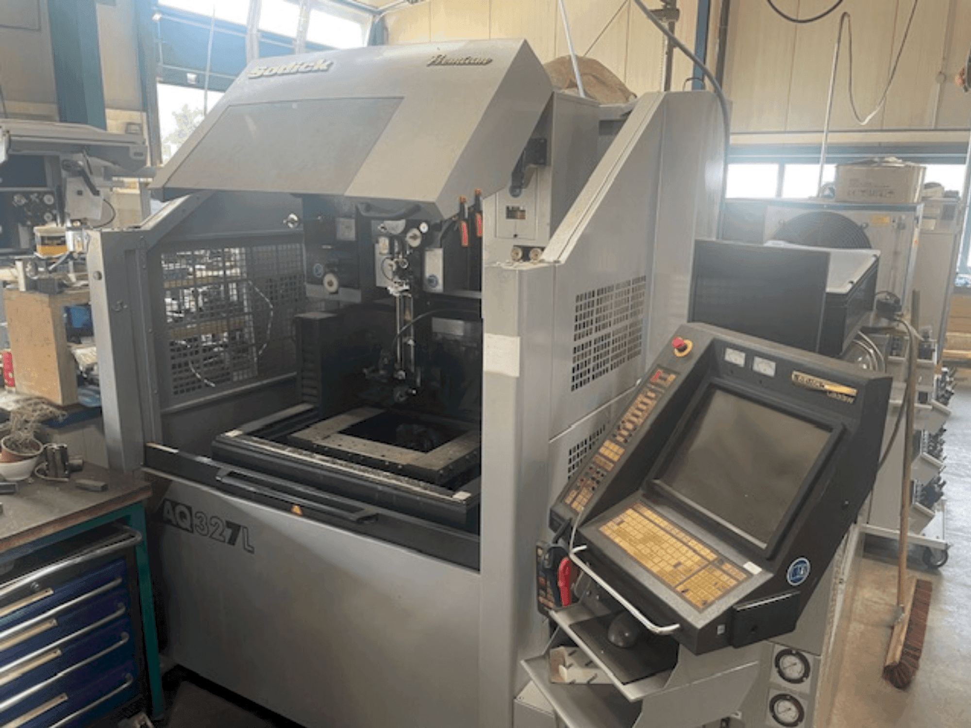 Vista frontale della macchina Sodick AQ327l