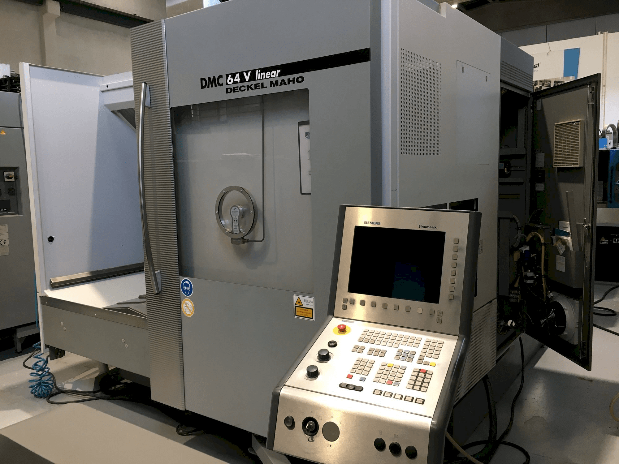 Vista frontale della macchina DECKEL MAHO DMC 64V linear