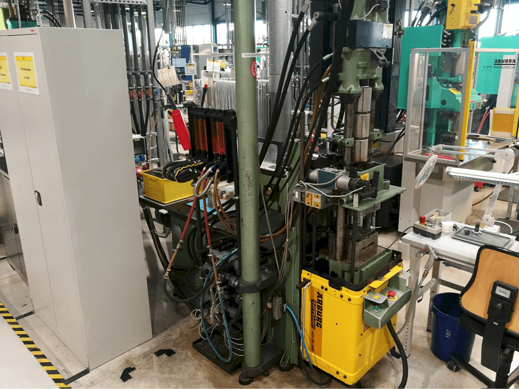 Particolare della macchina Arburg Allrounder 221-75-350