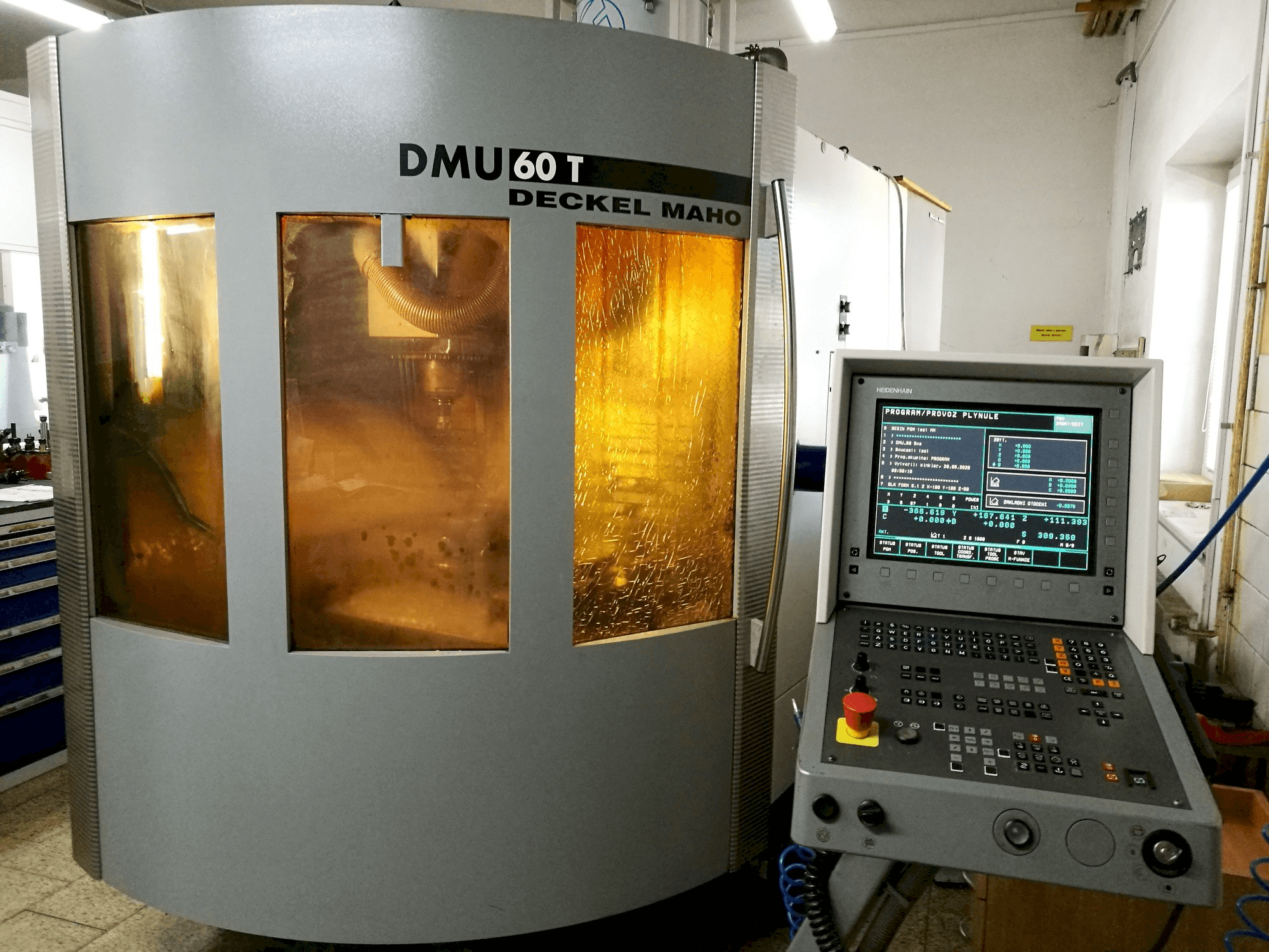 Vista frontale della macchina DECKEL MAHO DMU 60T