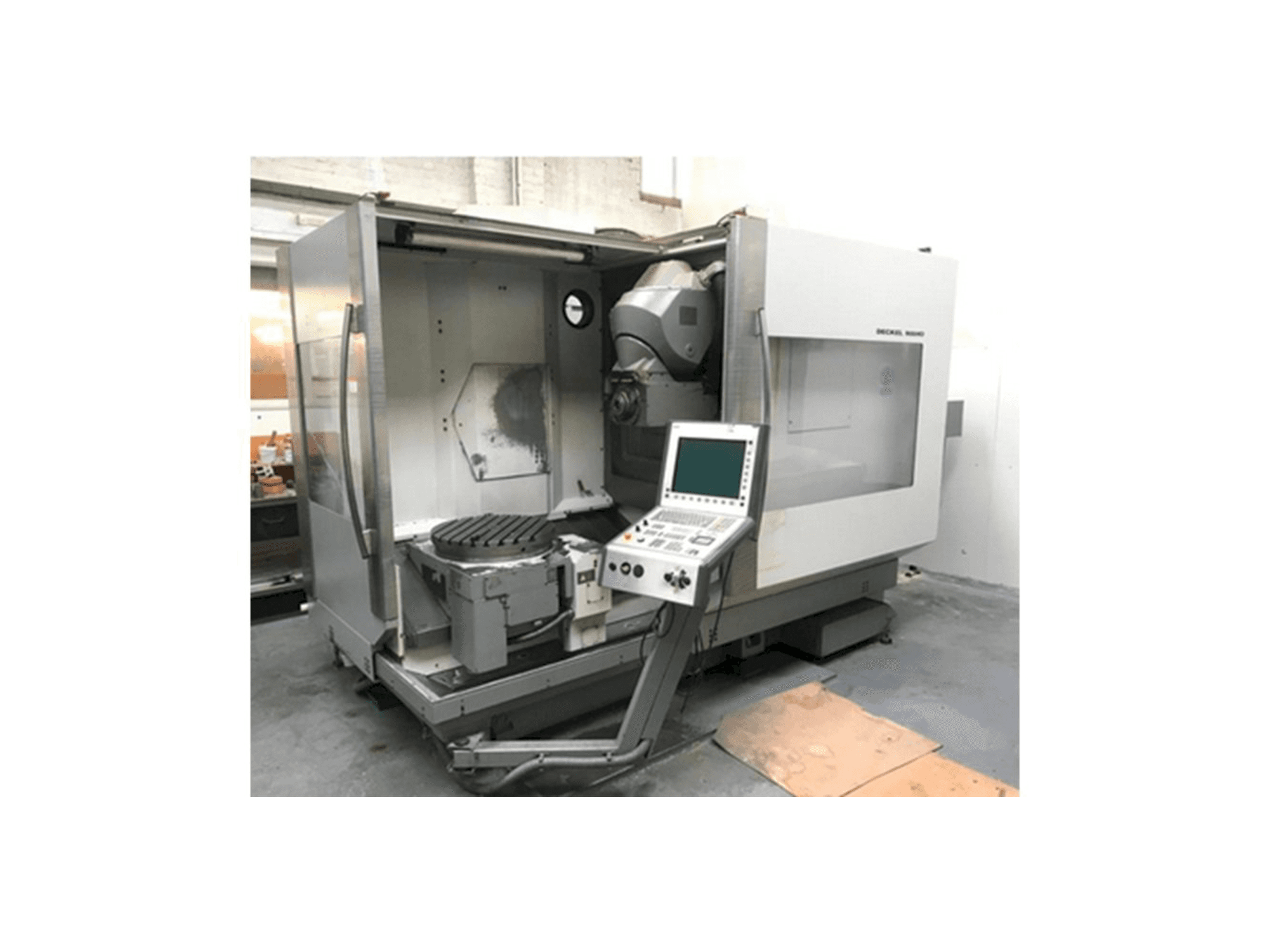 Vista frontale della macchina DECKEL MAHO DMU 60P Hi-Dyn