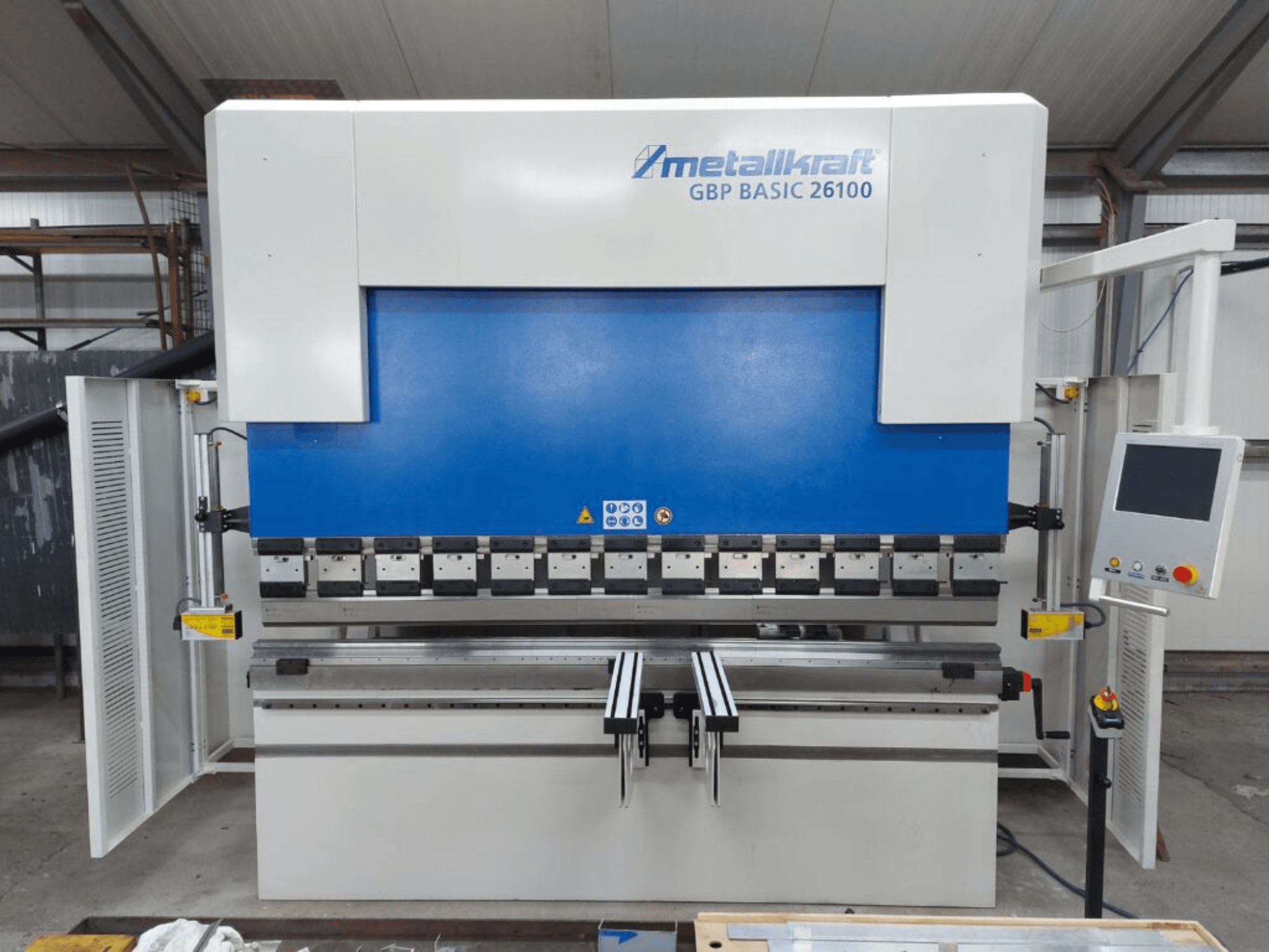 La piegatrice a rulli GBP BASIC 26100 di Metallkraft in vista frontale, che mostra il pannello di controllo e le caratteristiche dell'area di piegatura.