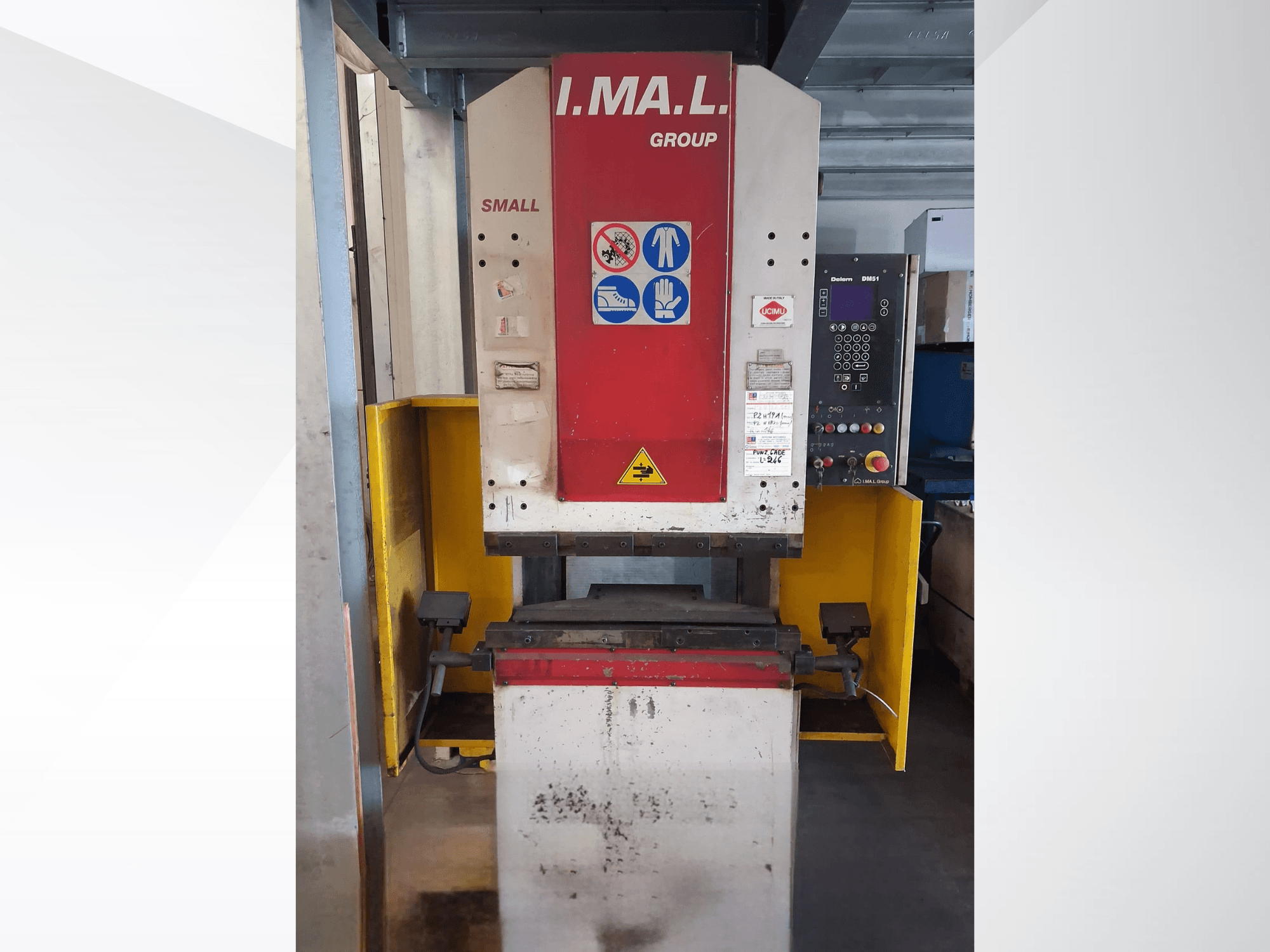 Vista frontale della pressa piegatrice IMAL SMALL 835/25 con pannello di comando, segnaletica di sicurezza e protezione gialla.