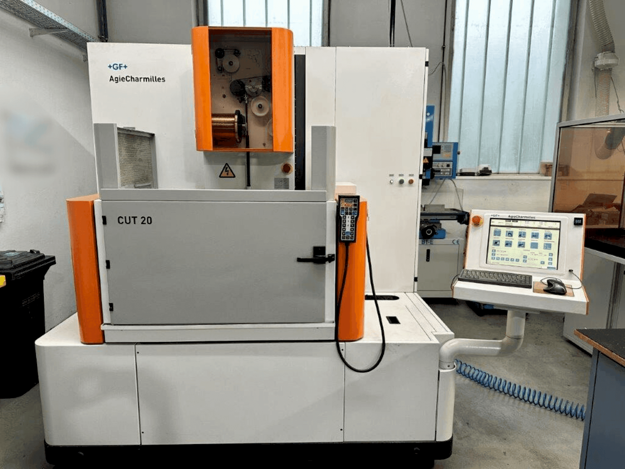 Vista frontale della macchina AGIE CUT 20