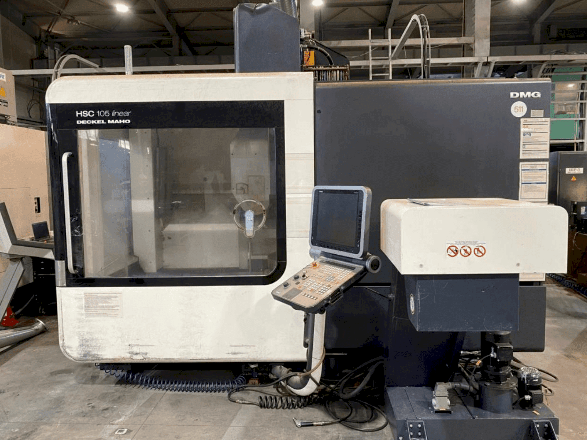 Vista frontale della macchina DECKEL MAHO HSC 105 Linear