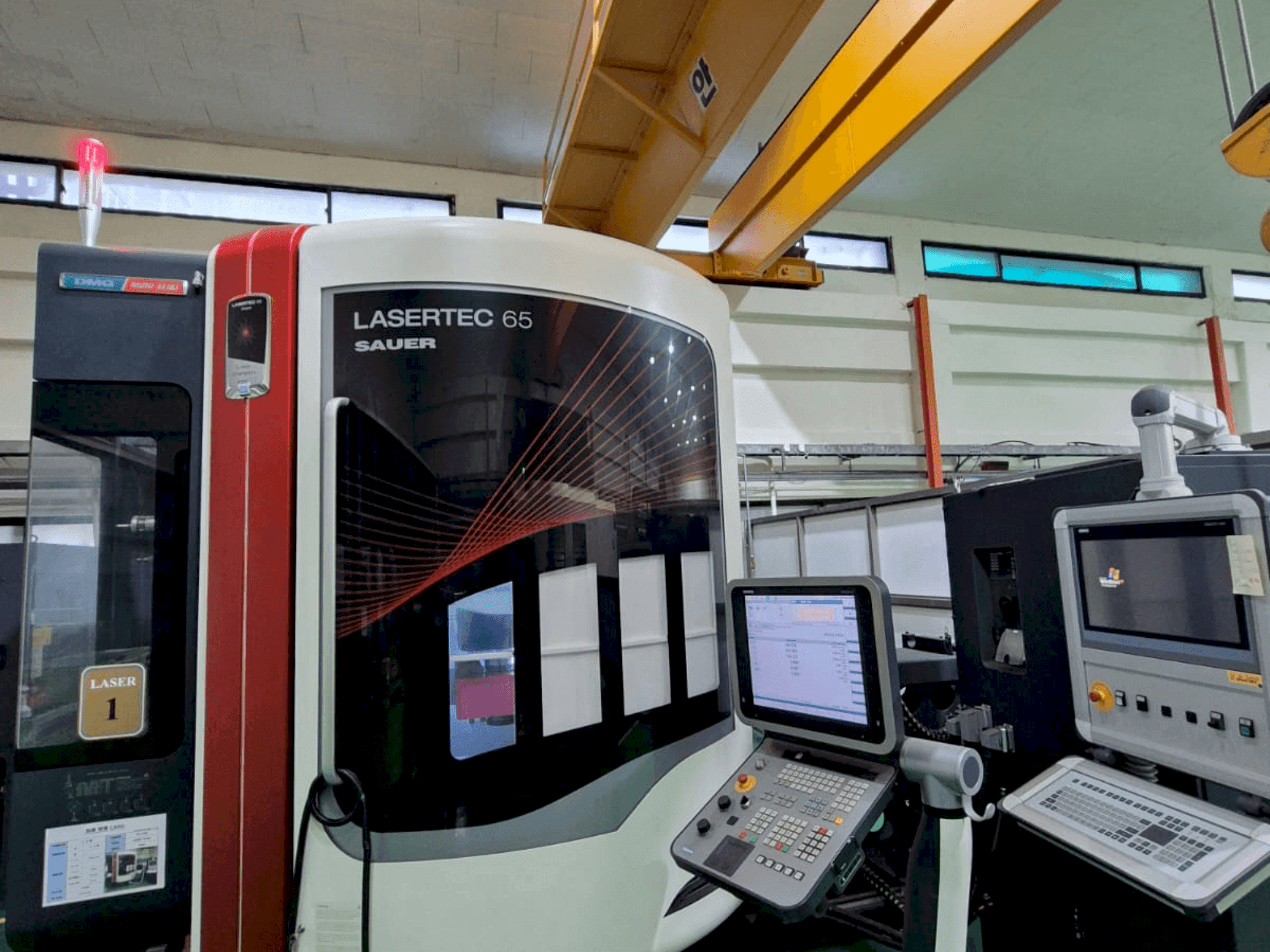 Vista frontale della macchina DMG Mori Seiki LaserTech 65