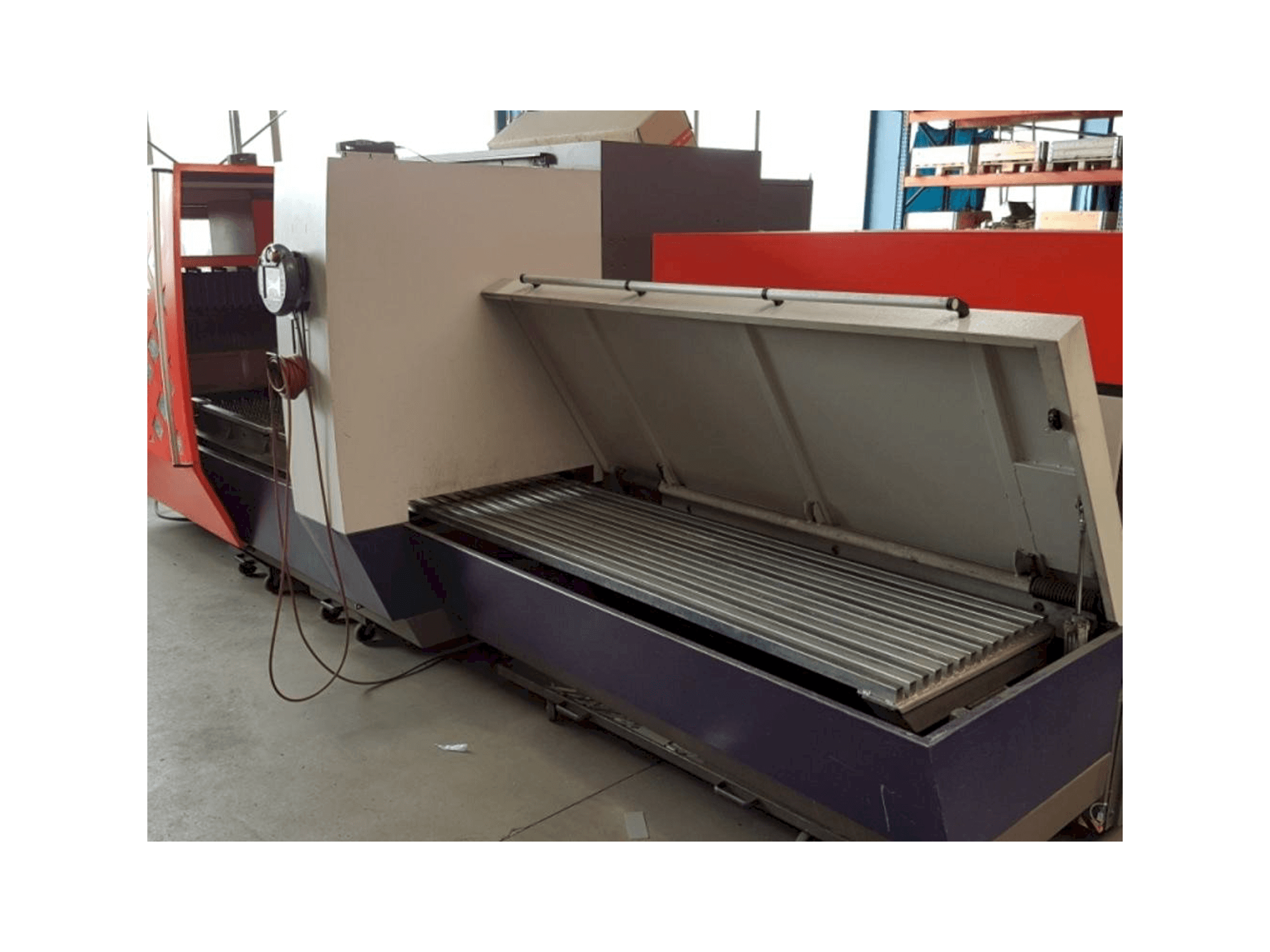 Vista frontale della macchina Bystronic Byvention 3015