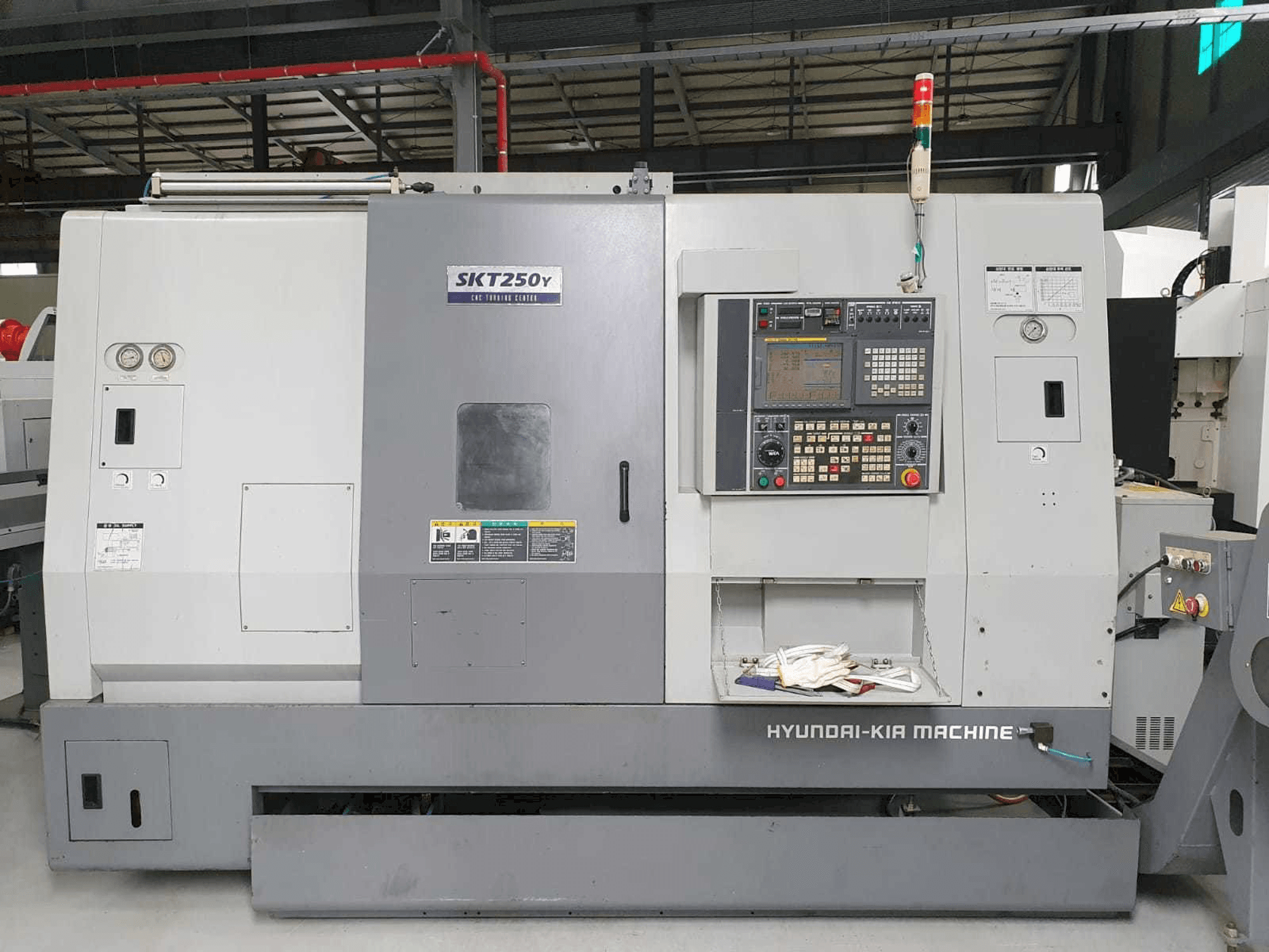 Vista frontale della macchina Hyundai Kia SKT250Y