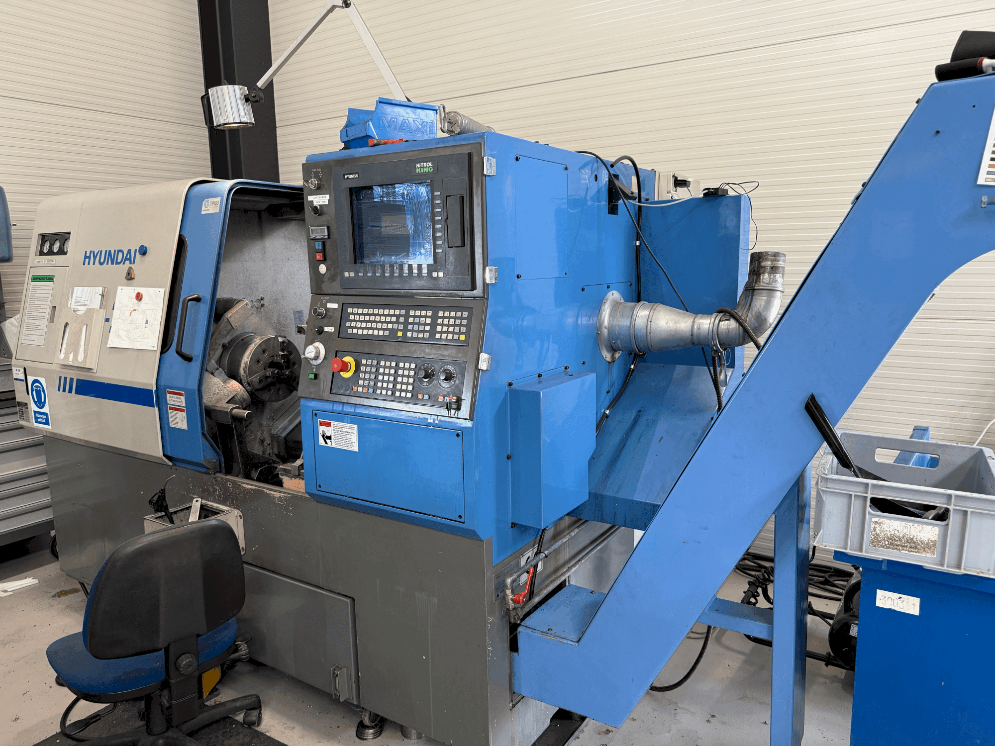 Vista frontale della macchina Hyundai HIT 20 M