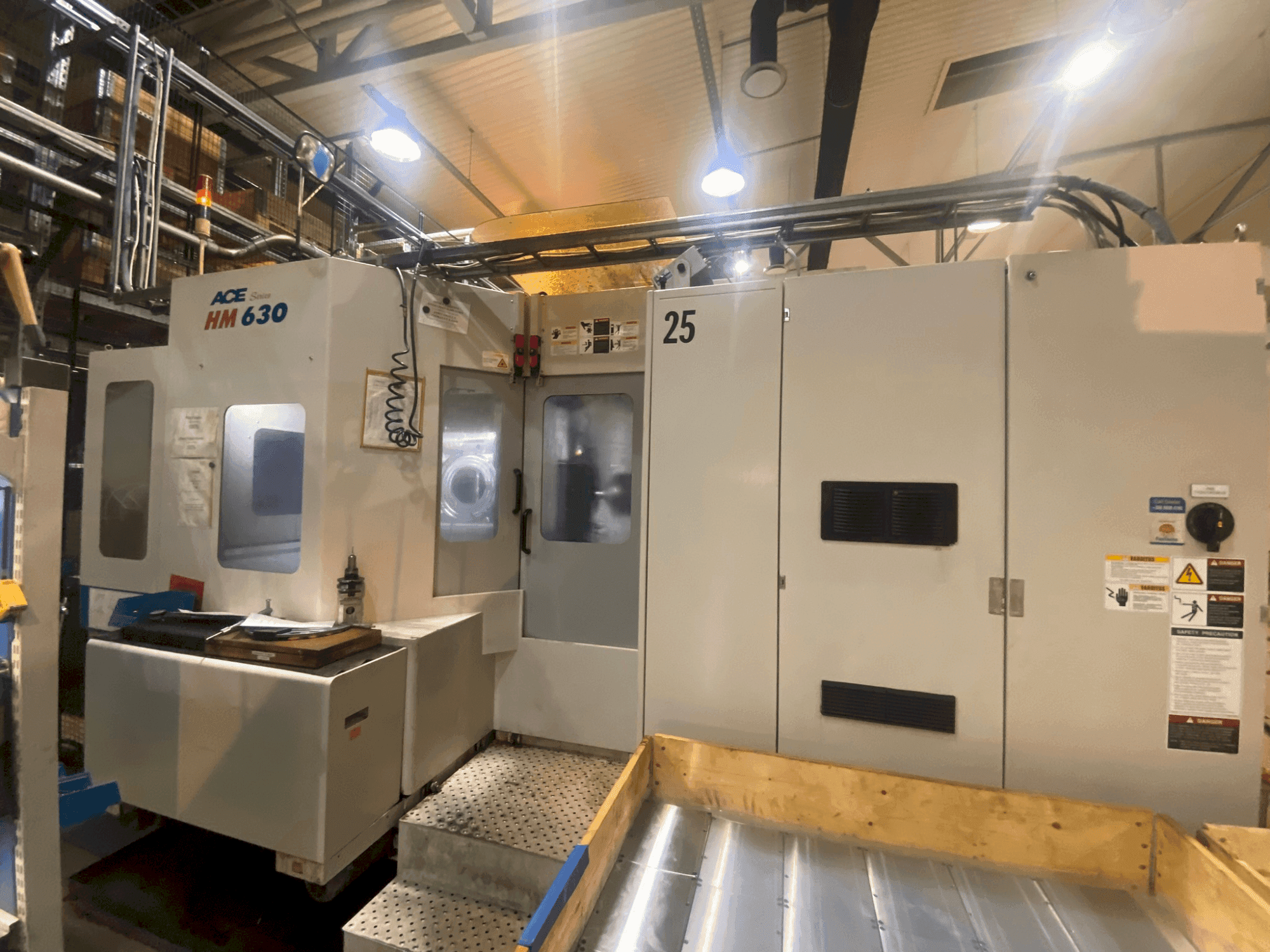 Vista frontale della macchina DOOSAN ACE-HM 630