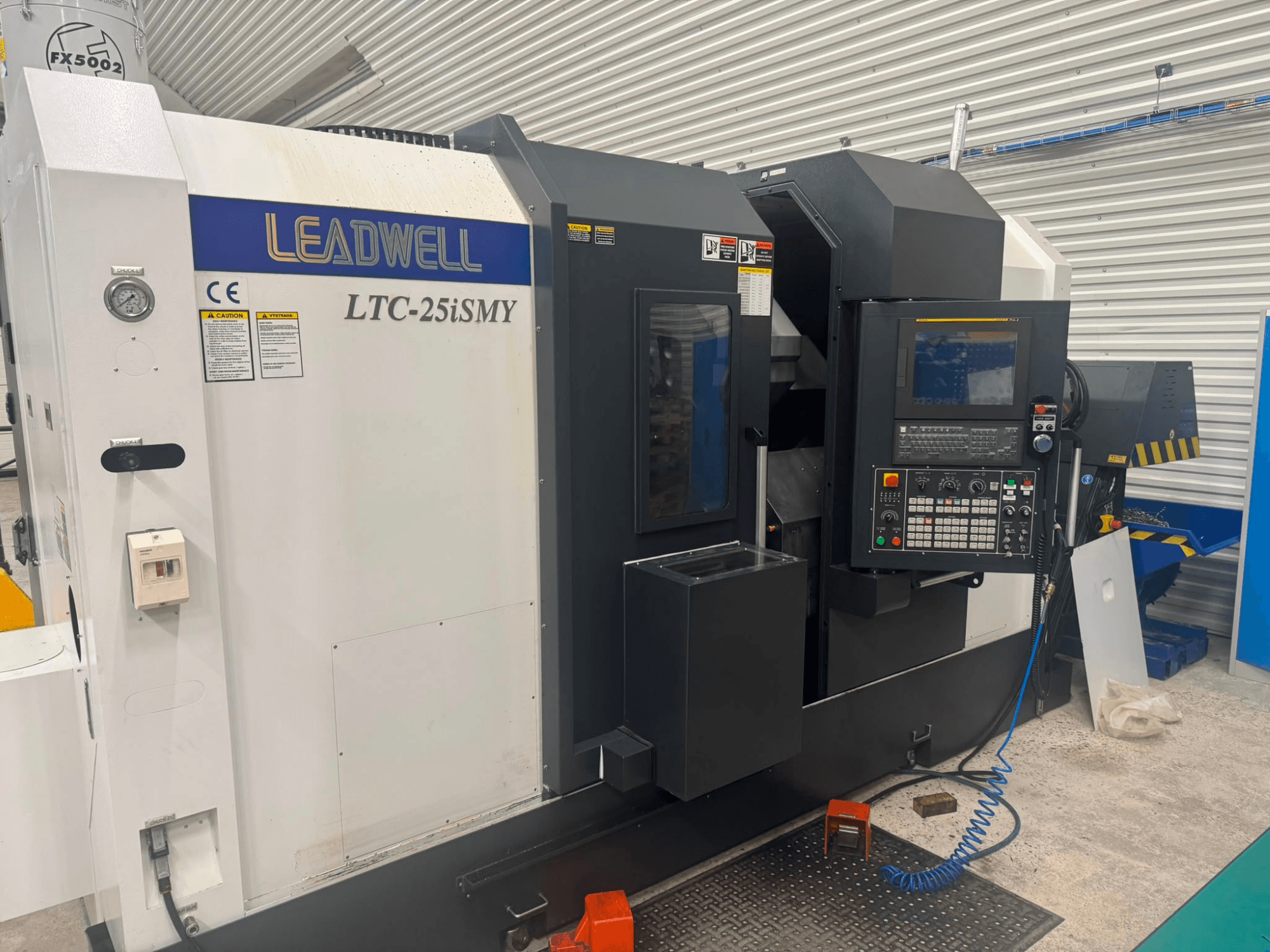 Tornio orizzontale Leadwell LTC-25iSMY visto frontalmente, con in primo piano il pannello di controllo e le interfacce operative.