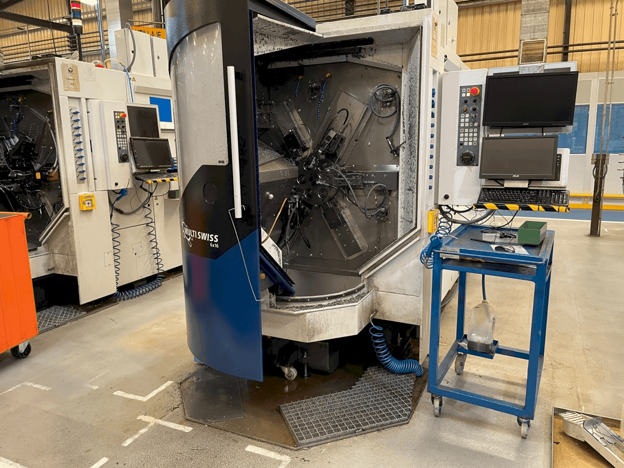 Vista frontale della macchina TORNOS MultiSwiss 6x16