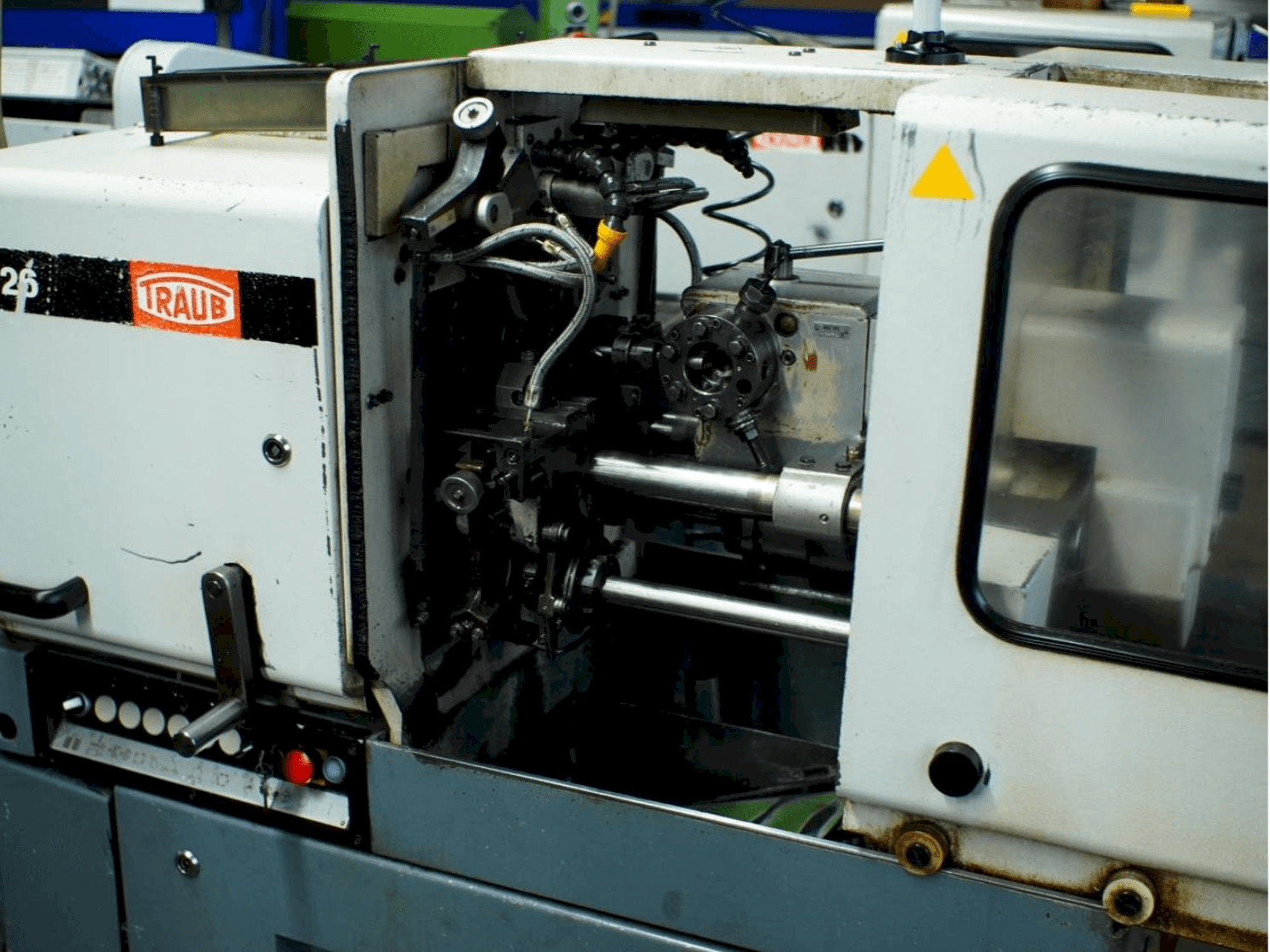 Vista frontale della macchina TRAUB TD26