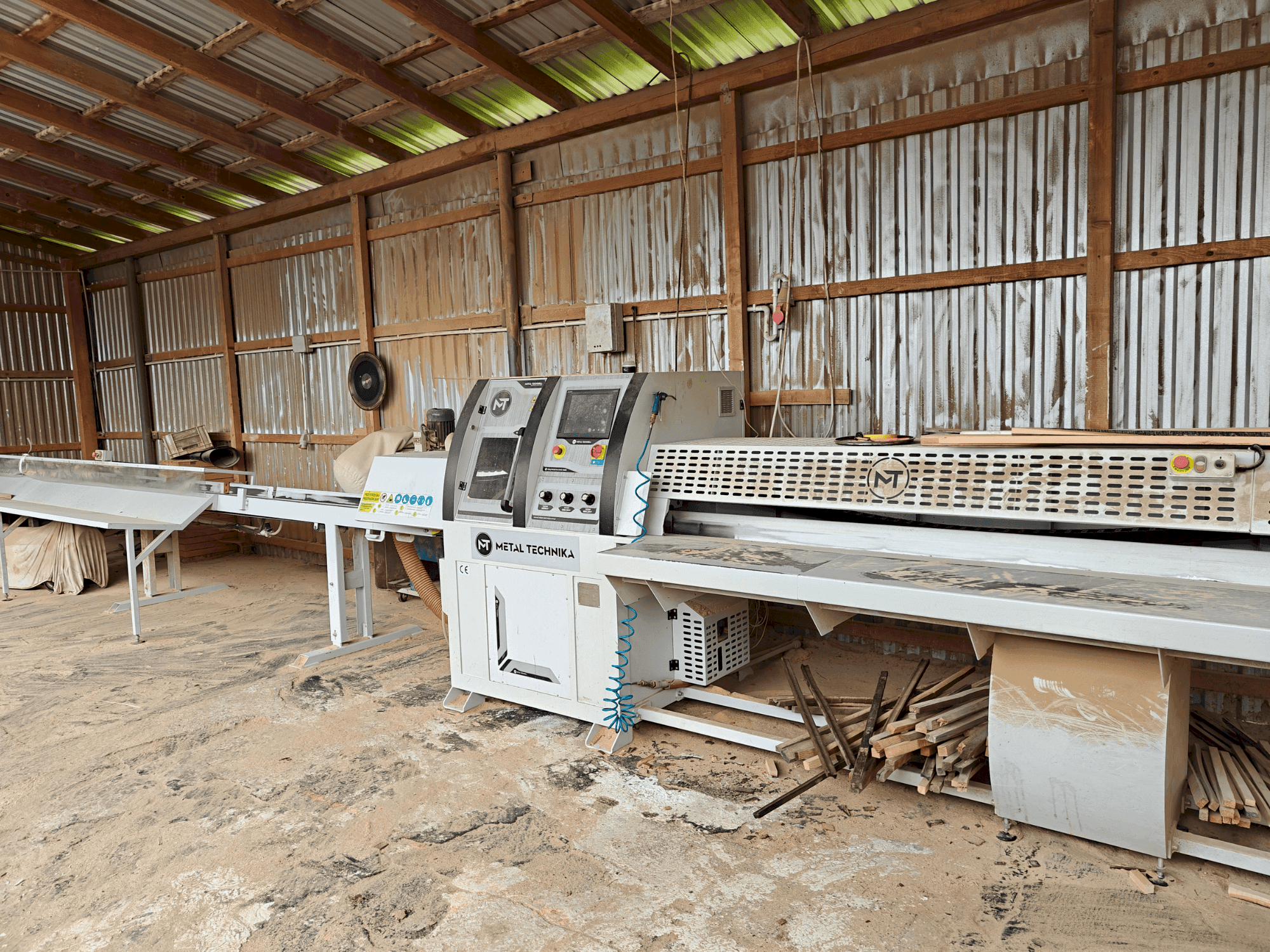 Vista frontale della macchina METAL TECHNIKA OWD-1600