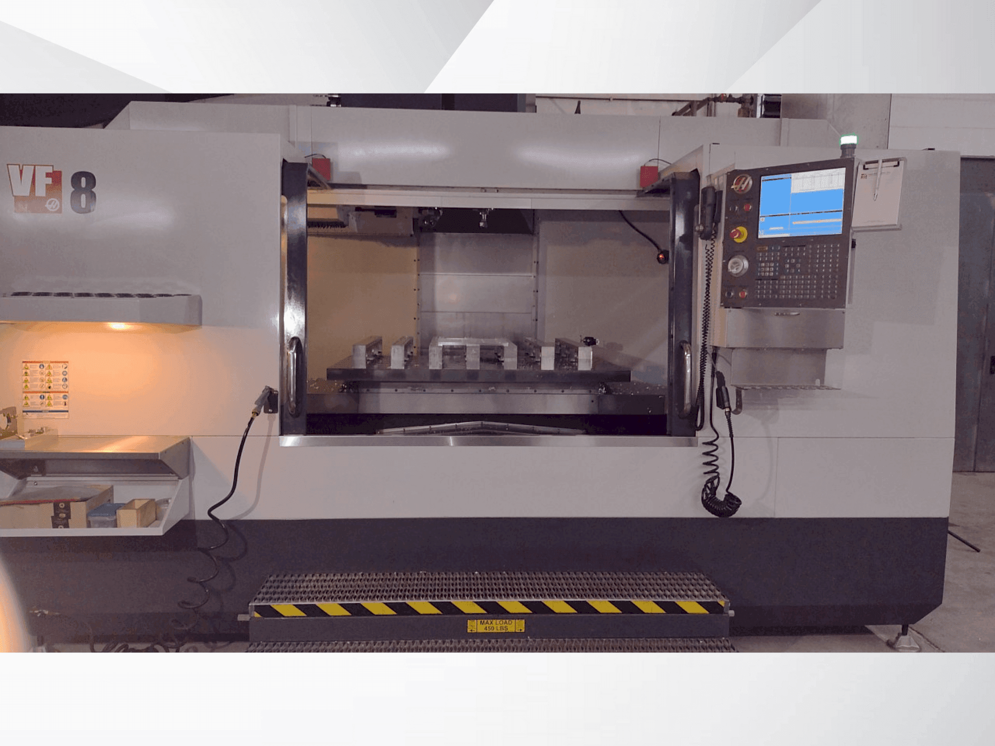 Vista frontale della macchina HAAS VF-8/40