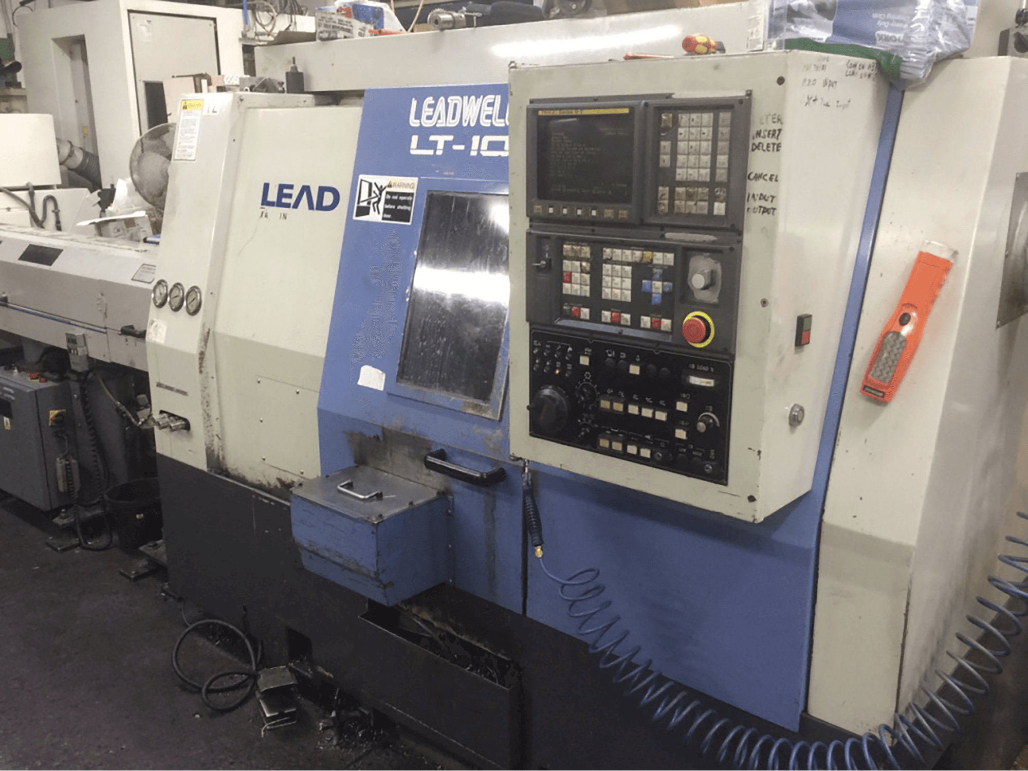 Vista frontale della macchina Leadwell LT10