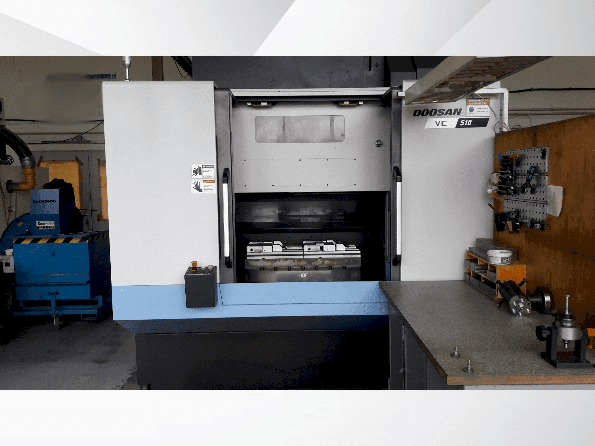Vista frontale della macchina DOOSAN VC 510