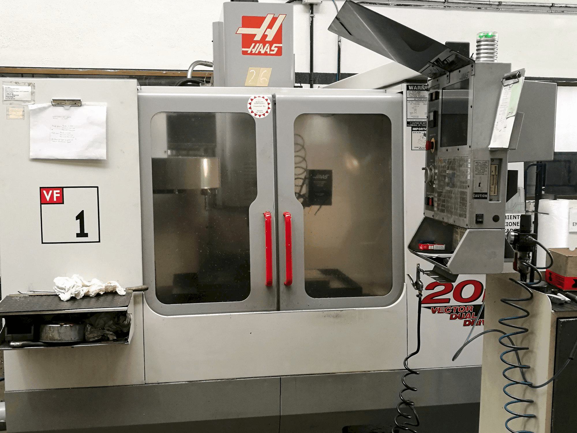 Vista frontale della macchina HAAS VF 1