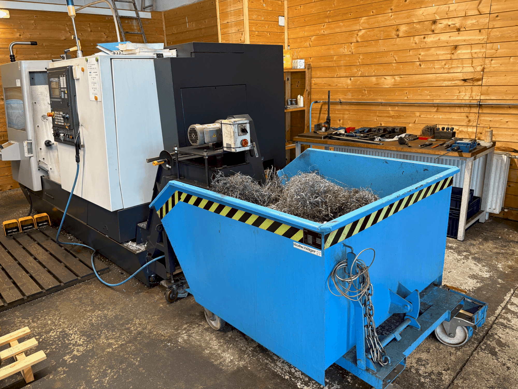 Vista frontale della macchina HWACHEON Cutex 240