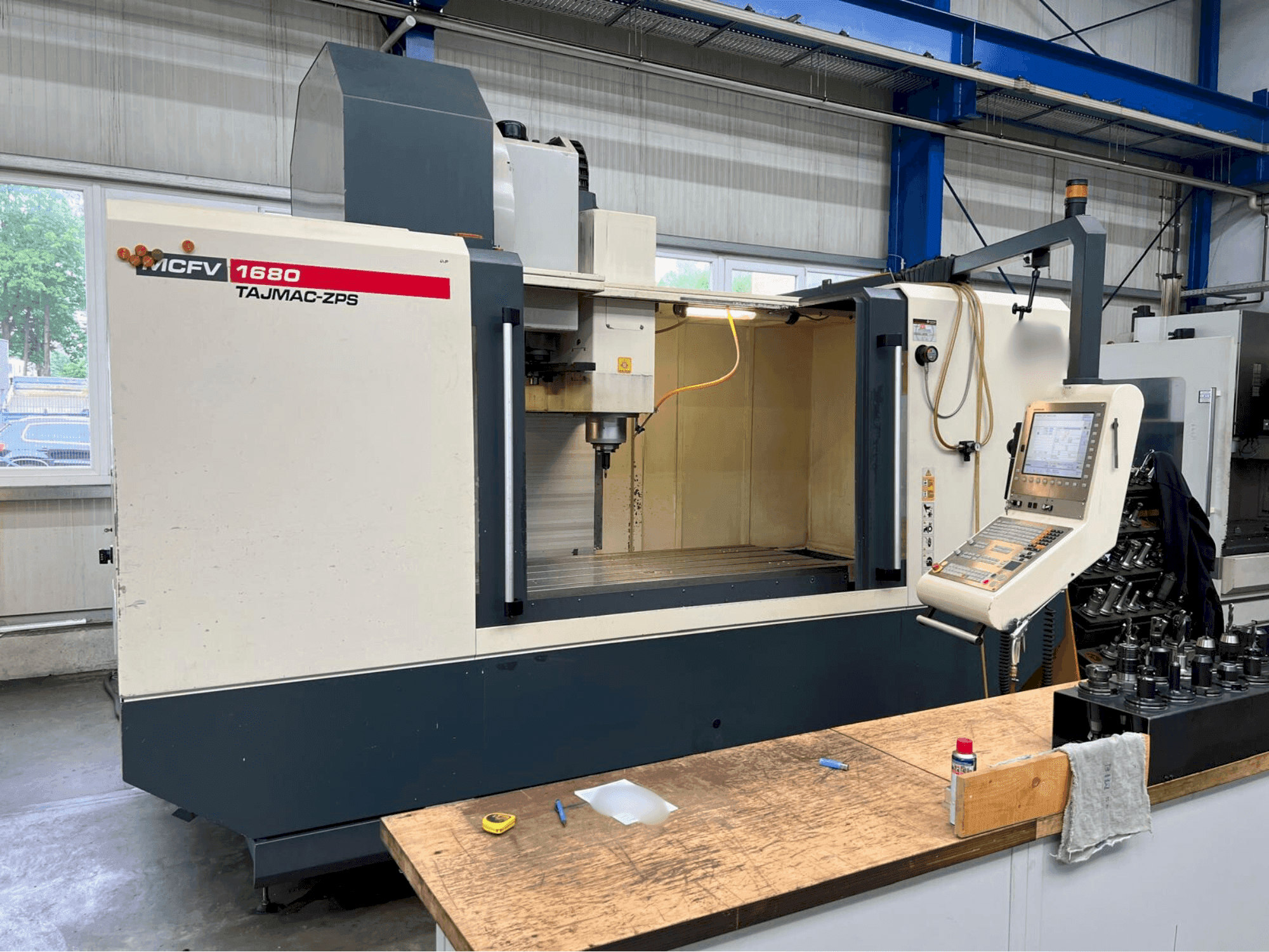 Vista frontale della macchina TAJMAC-ZPS MCFV 1680