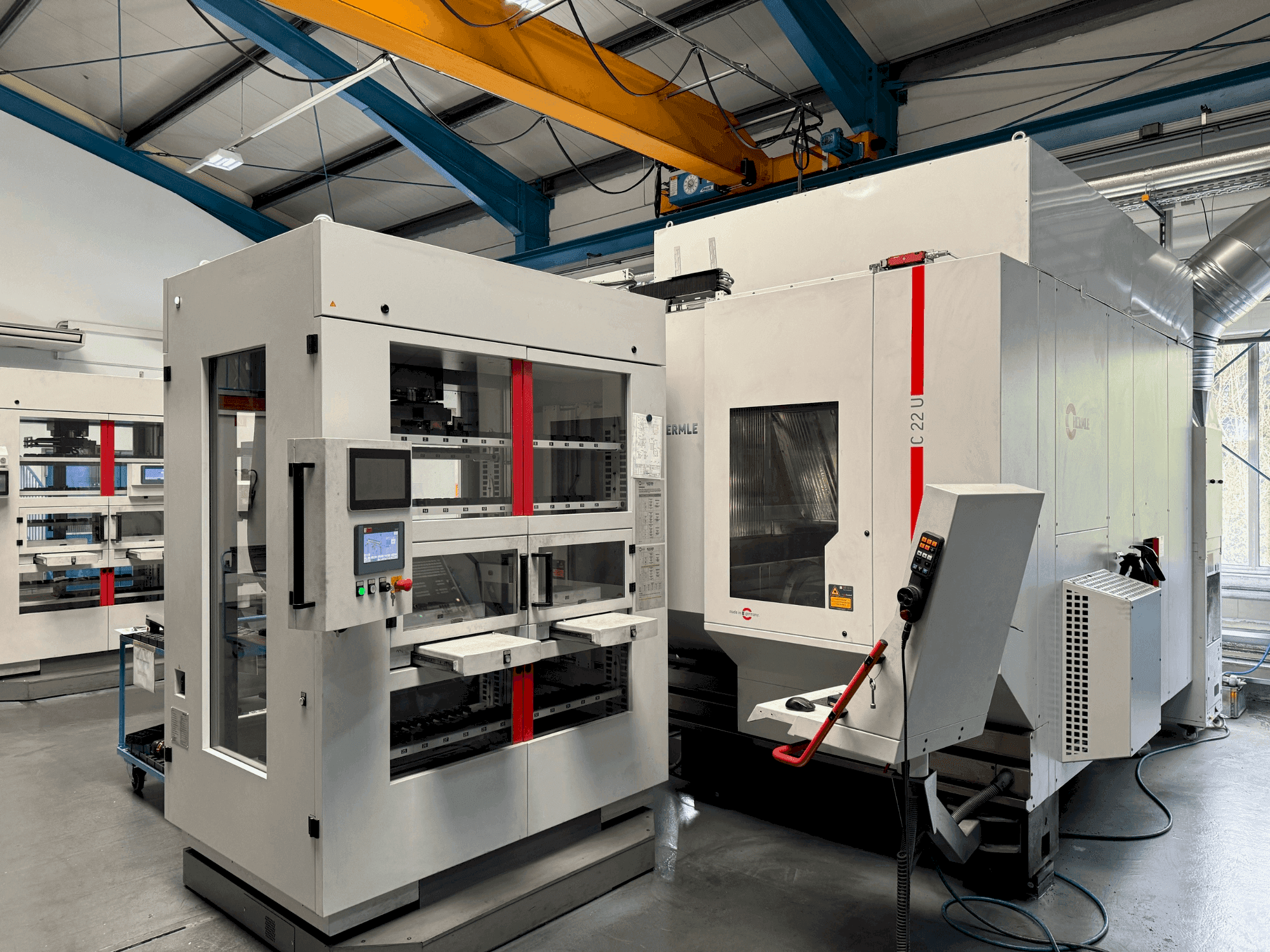 Vista frontale della macchina HERMLE C22 with handling system IH30 (2017)