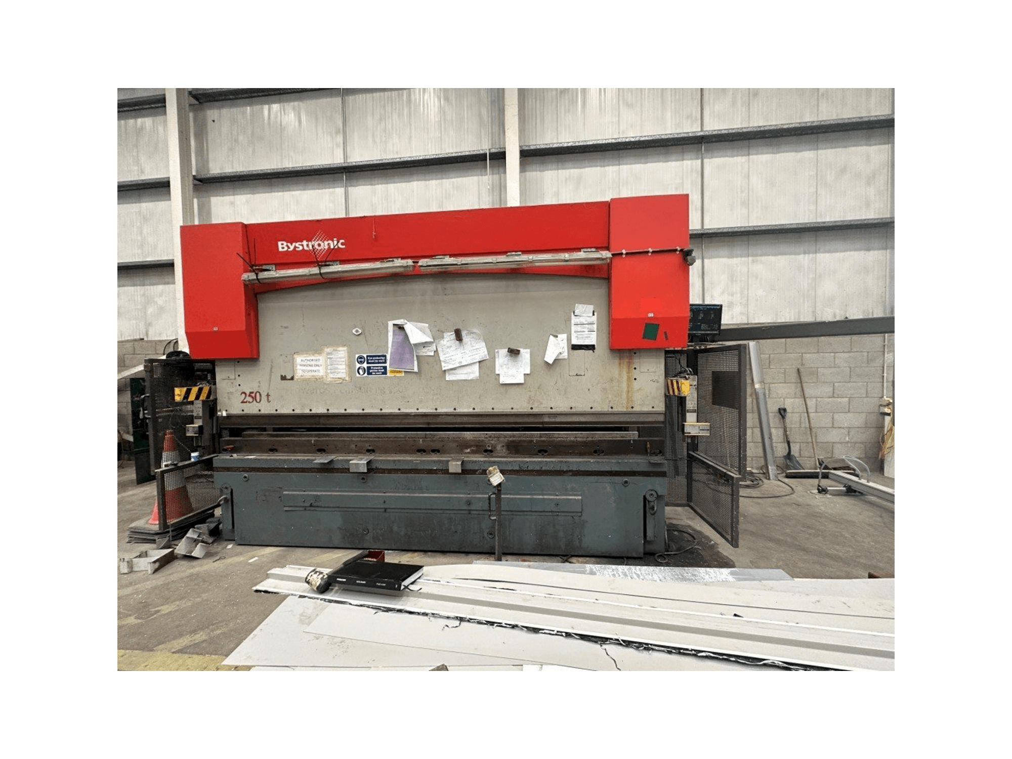Vista frontale della macchina Bystronic PR 250 x 4100