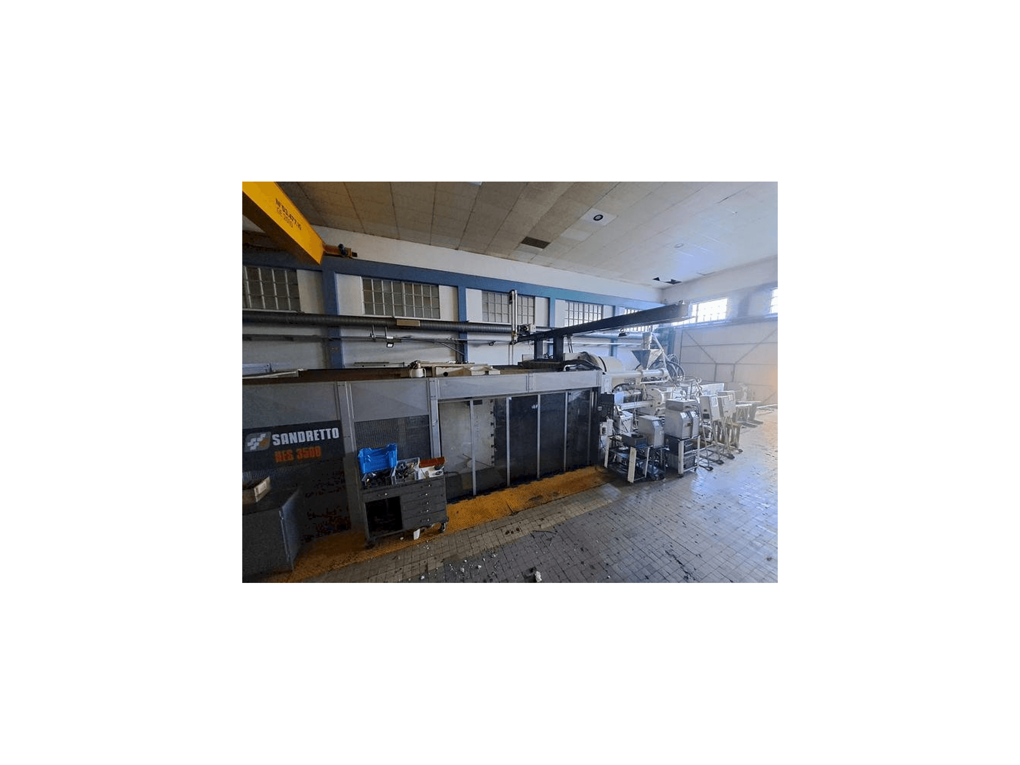 Vista frontale della macchina SANDRETTO HES 3500