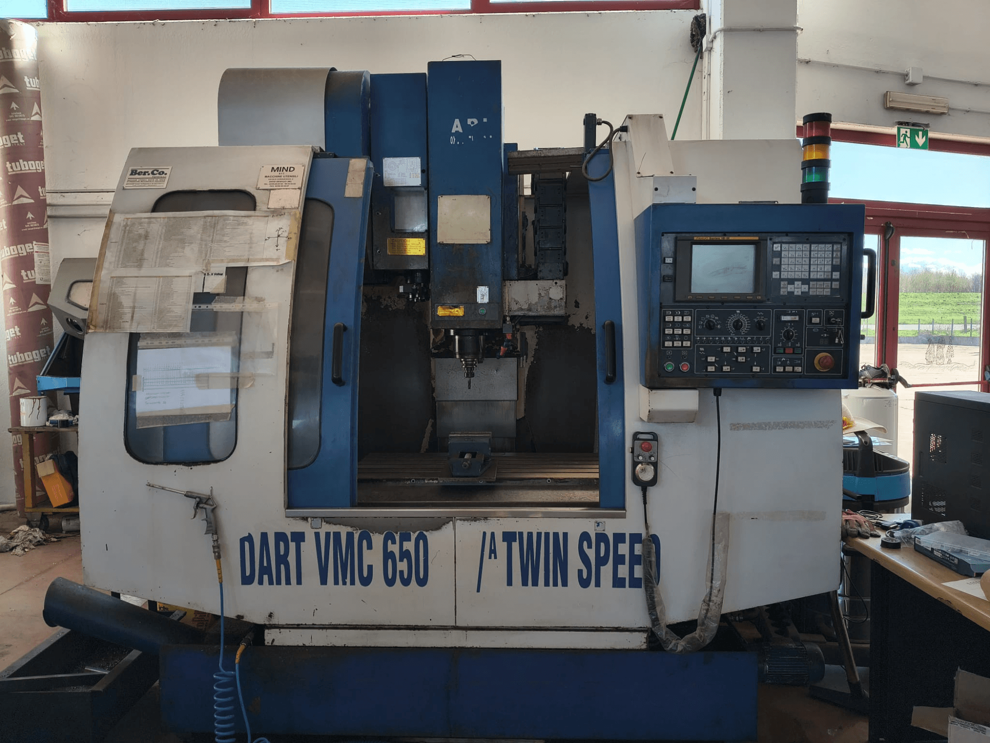 Centro di lavoro verticale DART VMC650 XL/A T.S, vista frontale, con pannello di controllo, portautensili e dettagli operativi.