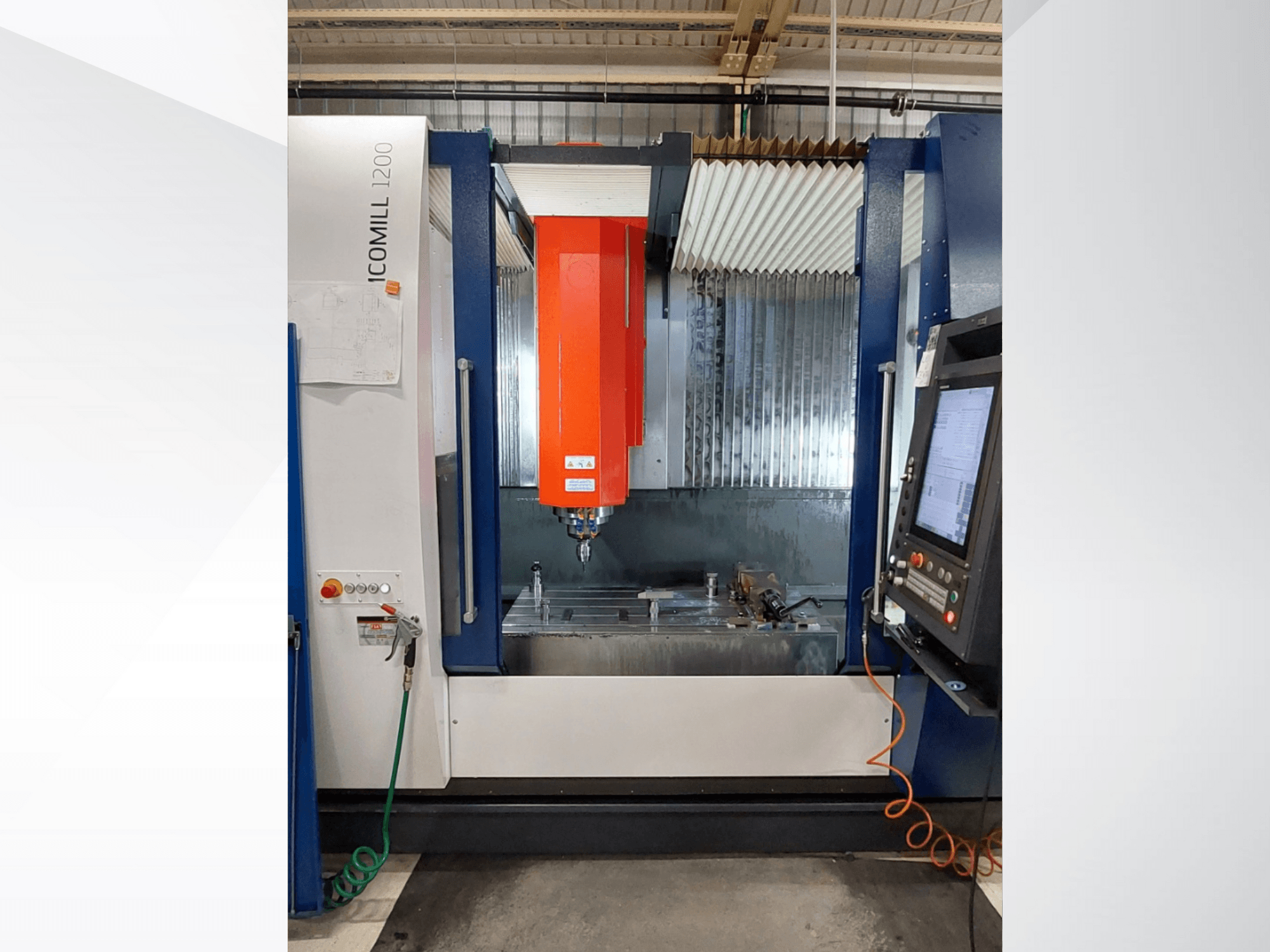Fresatrice CNC ICOMILL 1200 con mandrino rosso, vista frontale che mostra il pannello di controllo e l'area di lavoro con gli utensili.