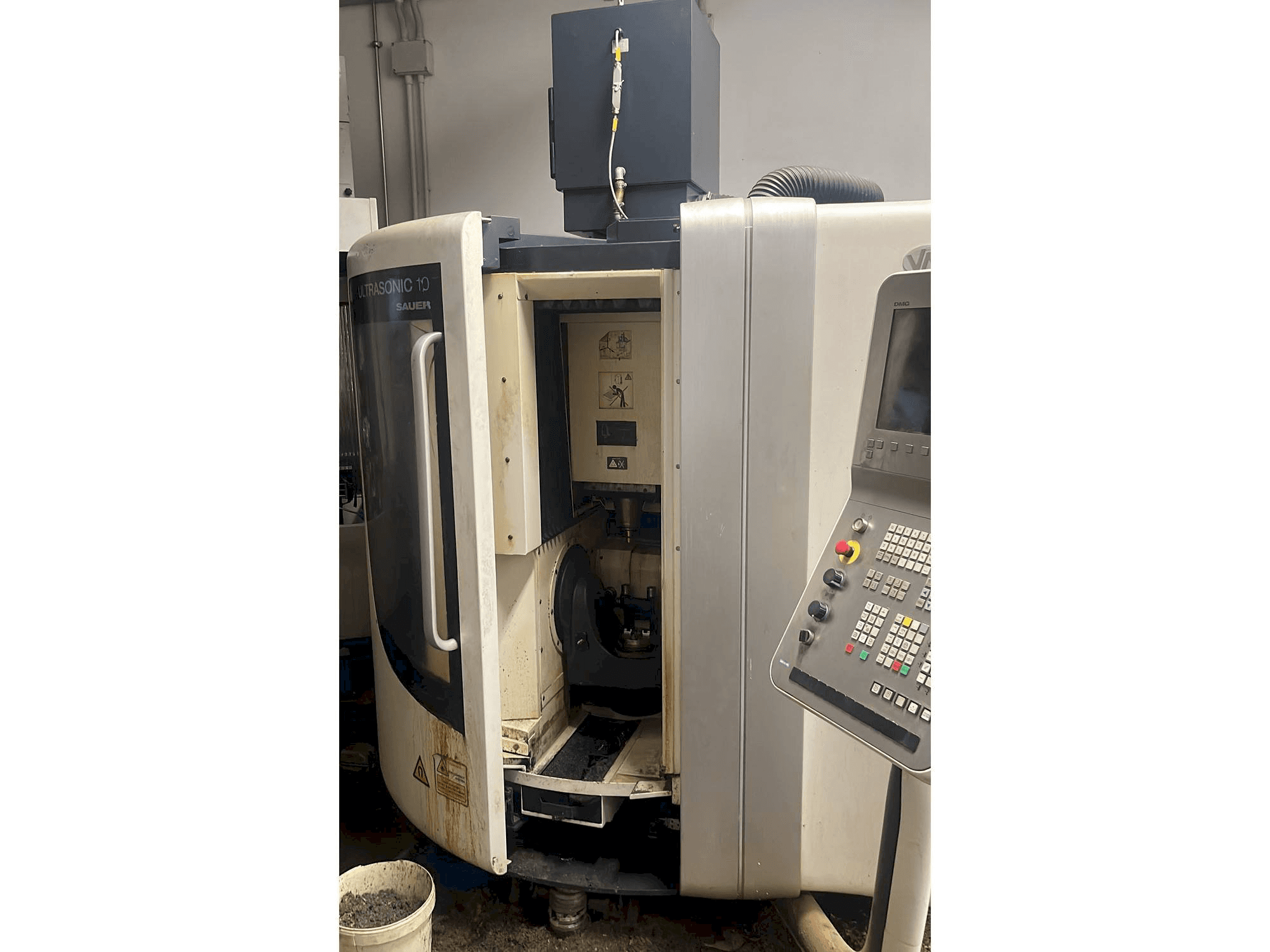 Vista frontale della macchina DMG ultrasonic 10 sauer