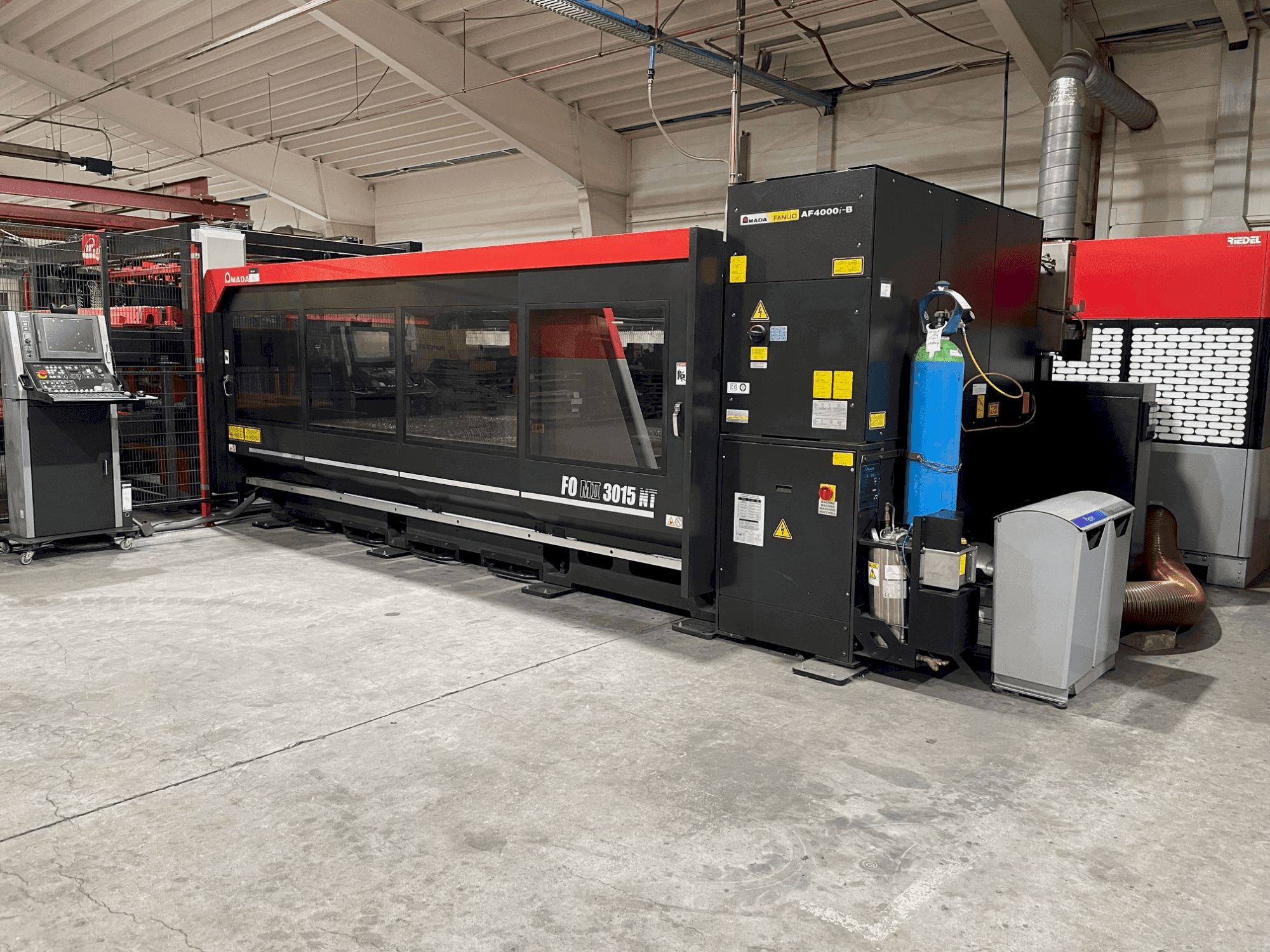 Vista frontale della macchina AMADA FOM2 3015 NT