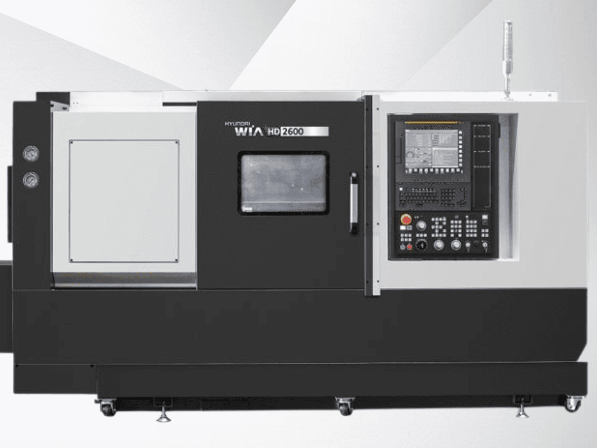 Tornio CNC Hyundai WIA HD2600, vista frontale, che mostra il pannello di controllo con i pulsanti, lo schermo e il vano utensili.