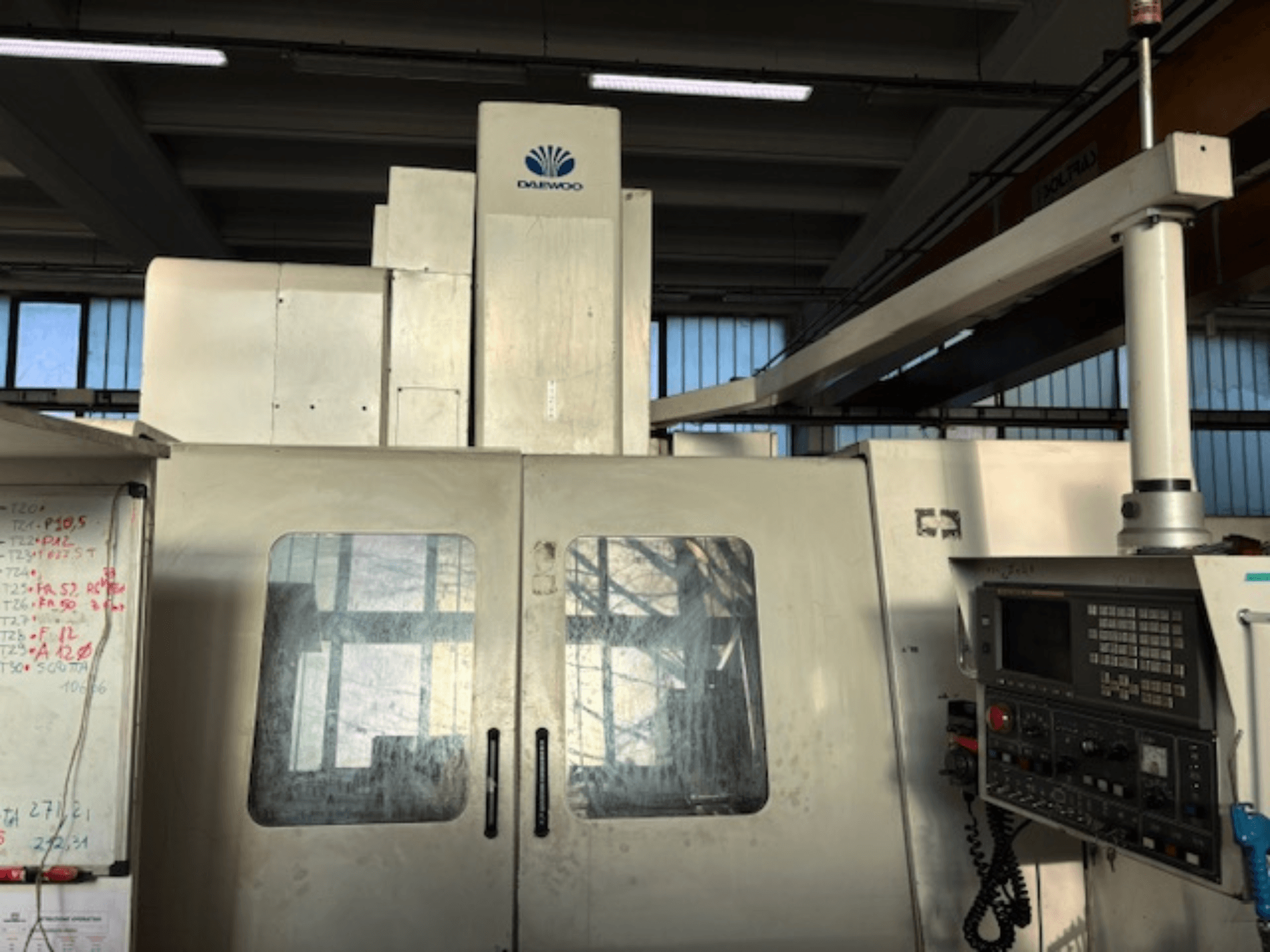 Centro di lavoro verticale DAEWOO ACE V 600, vista frontale con pannello di controllo e porte in vetro satinato.